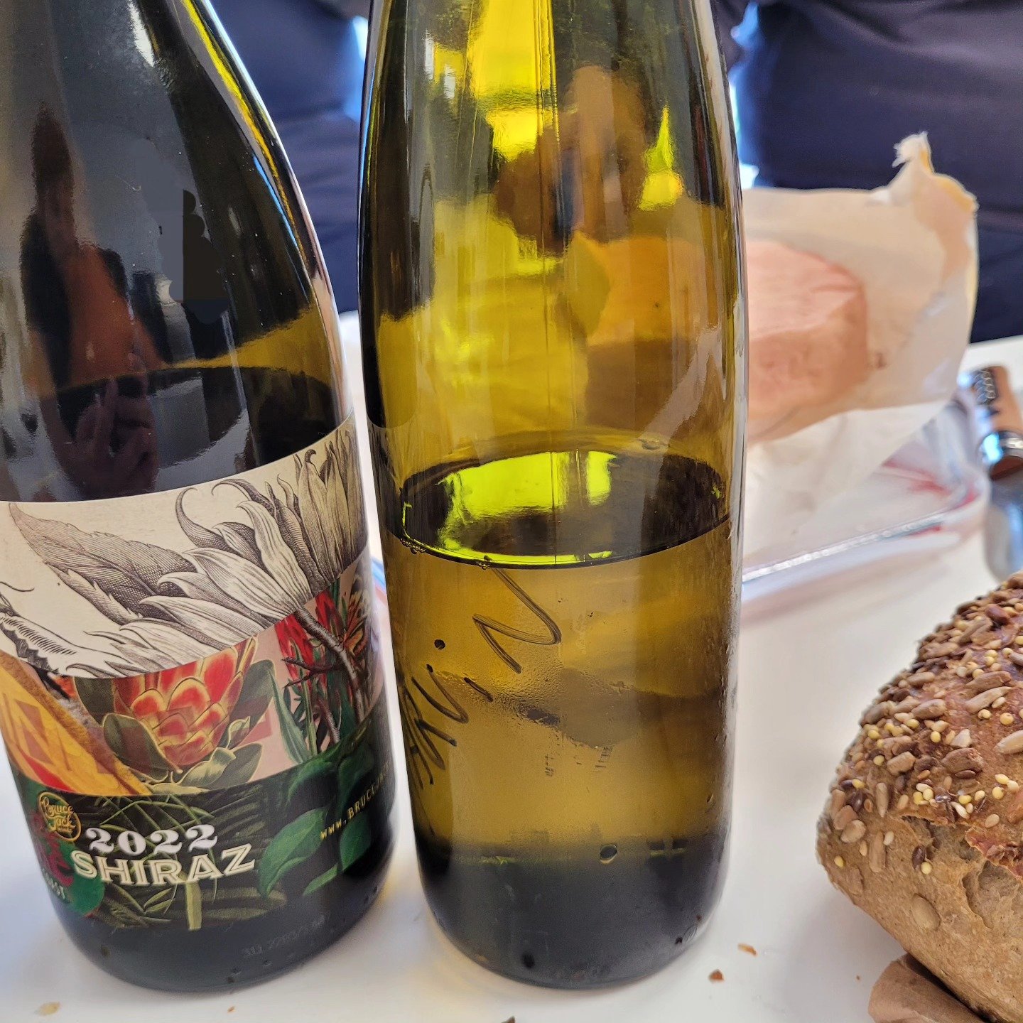 🍷 South African Shiraz &amp; Alsace unlabeled gem

Deux quilles, deux &eacute;motions, deux histoires

Syrah sud-africaine &ndash; mill&eacute;sime 2022

🌄 Plant&eacute;e en altitude sur un terroir granitique au climat frais, cette Syrah puise sa t