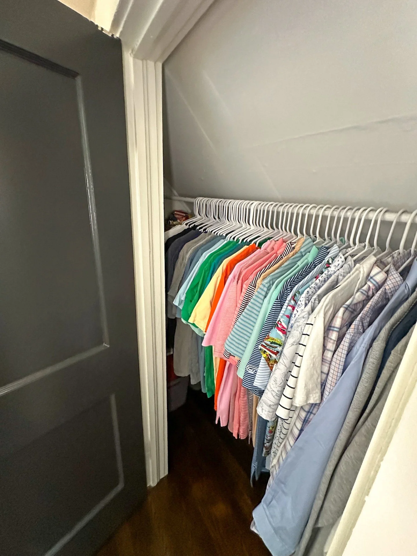 Losing an hour hits different on Monday morning! Beat the daylight saving blues with this 20-minute Sunday clothes prep:
👚 Pull 5 complete outfits (Yes, including shoes, undergarments &amp; accessories!)

✨ For busy parents- do this for your kids &a