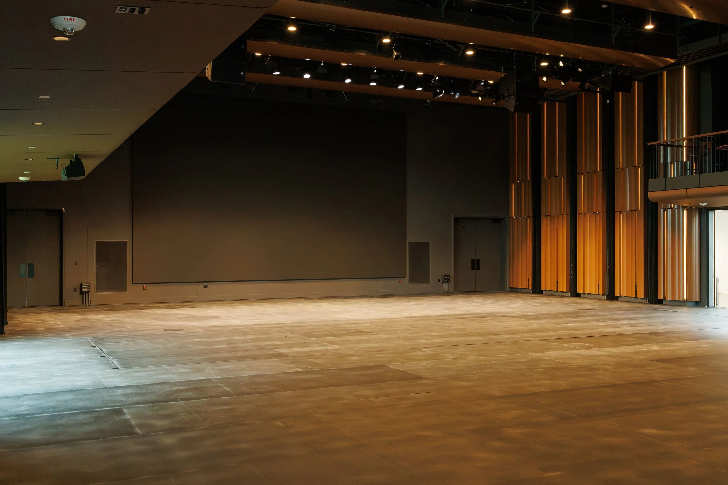 a photo of the RiverPlace performance hall in flat mode, a cavernous space