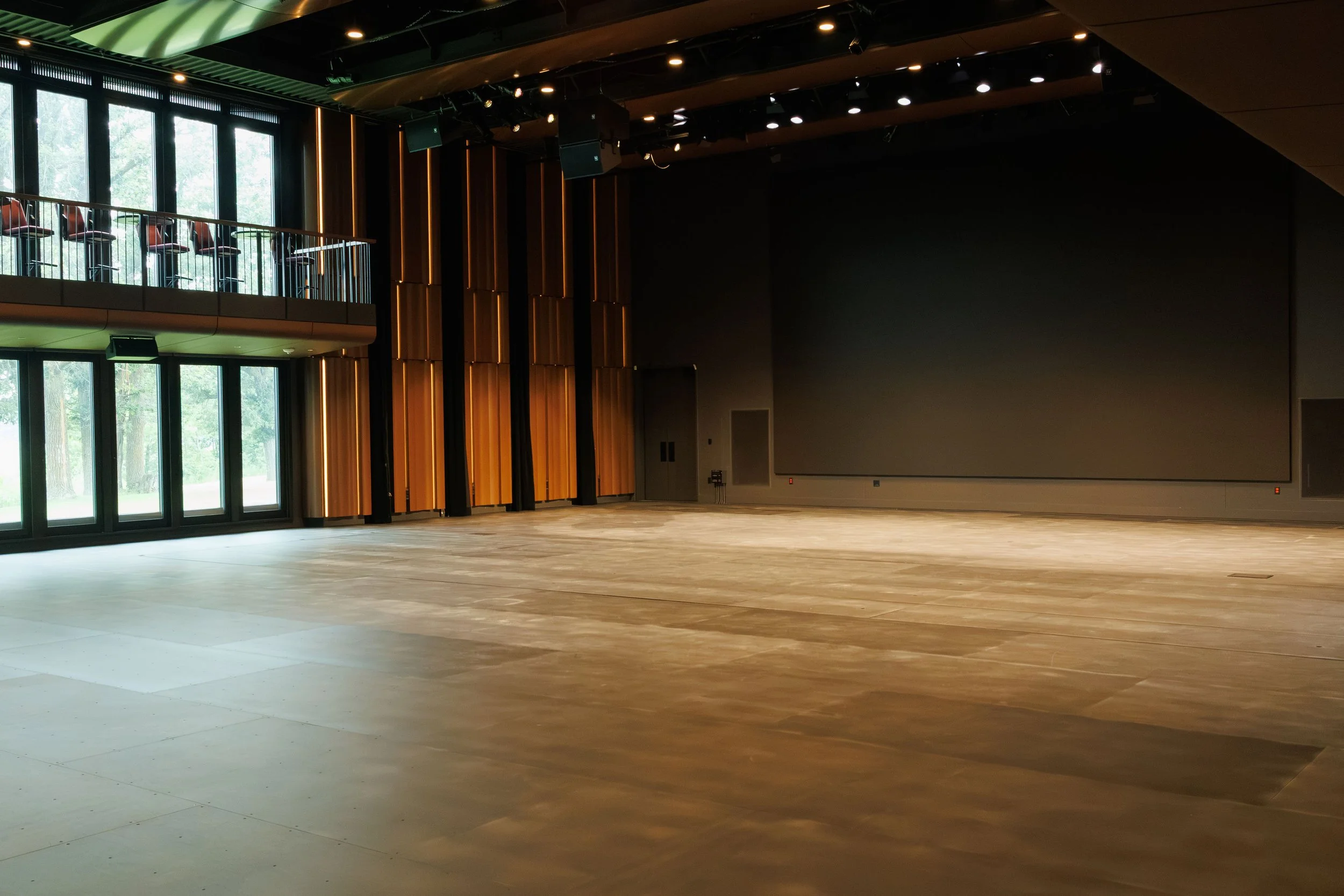 a photo of the RiverPlace performance hall in flat mode, a cavernous space