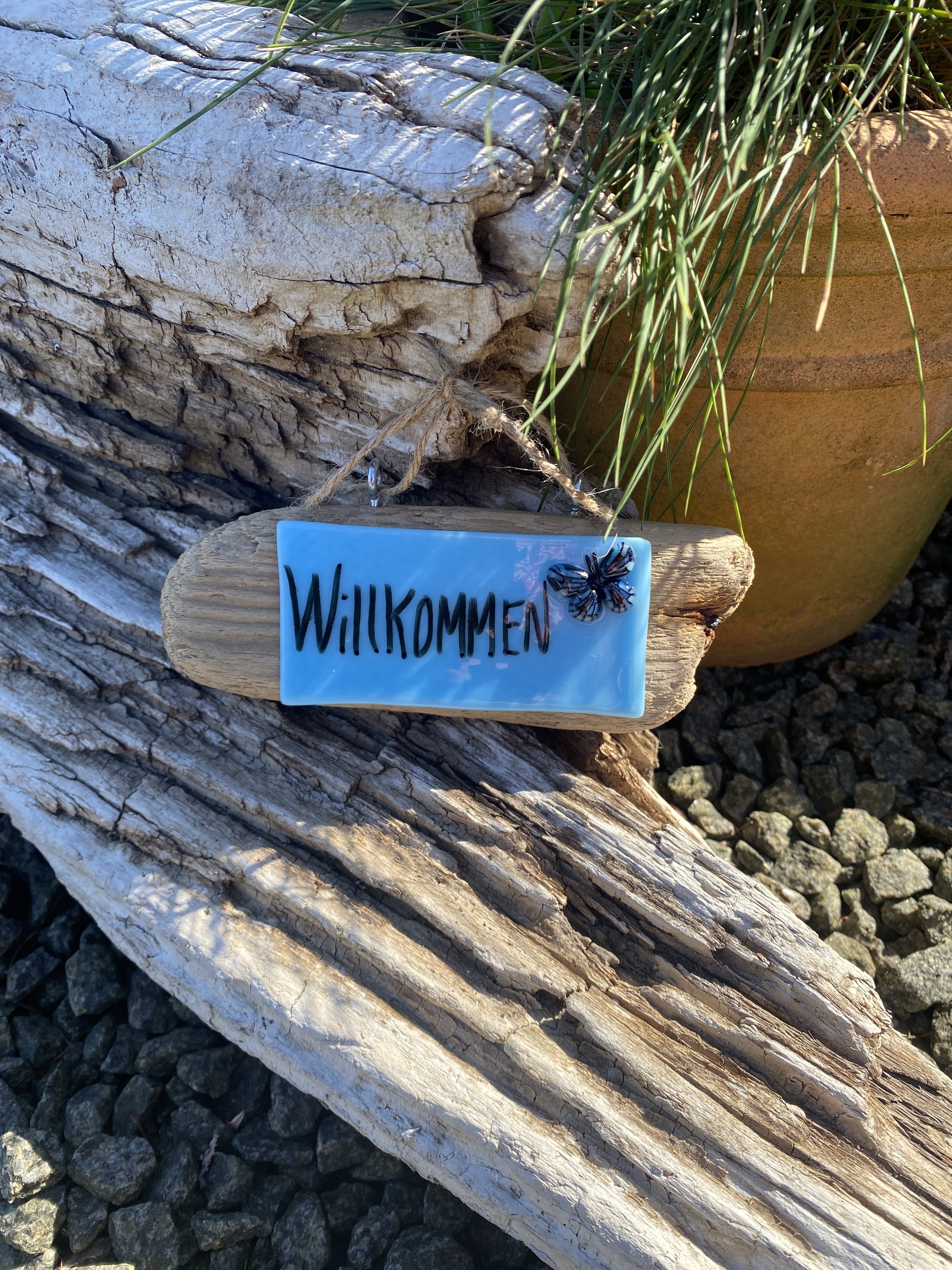 “Willkommen” schild auf treibholz
