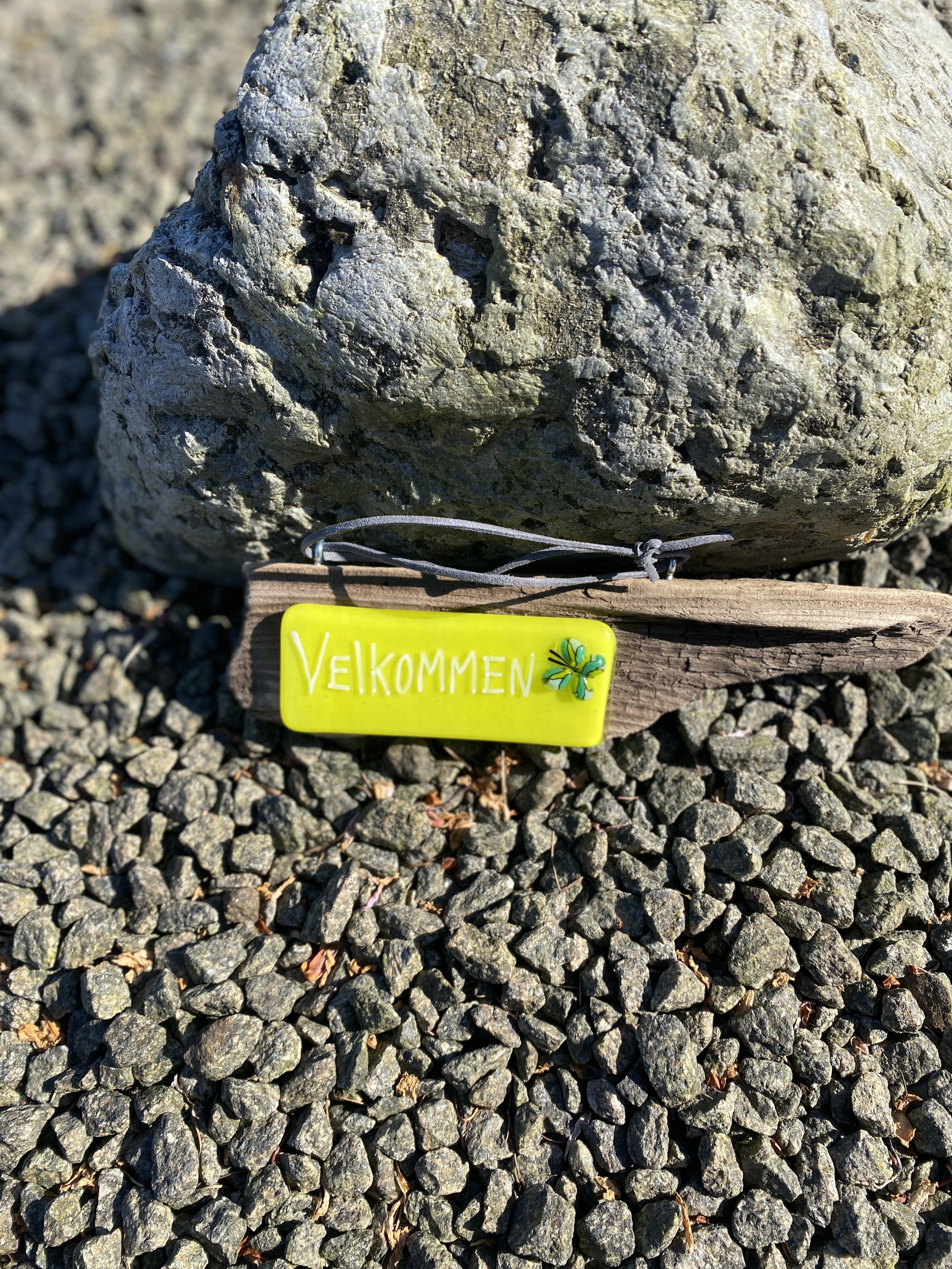 “Gult velkommen skilt” med sommerfugl