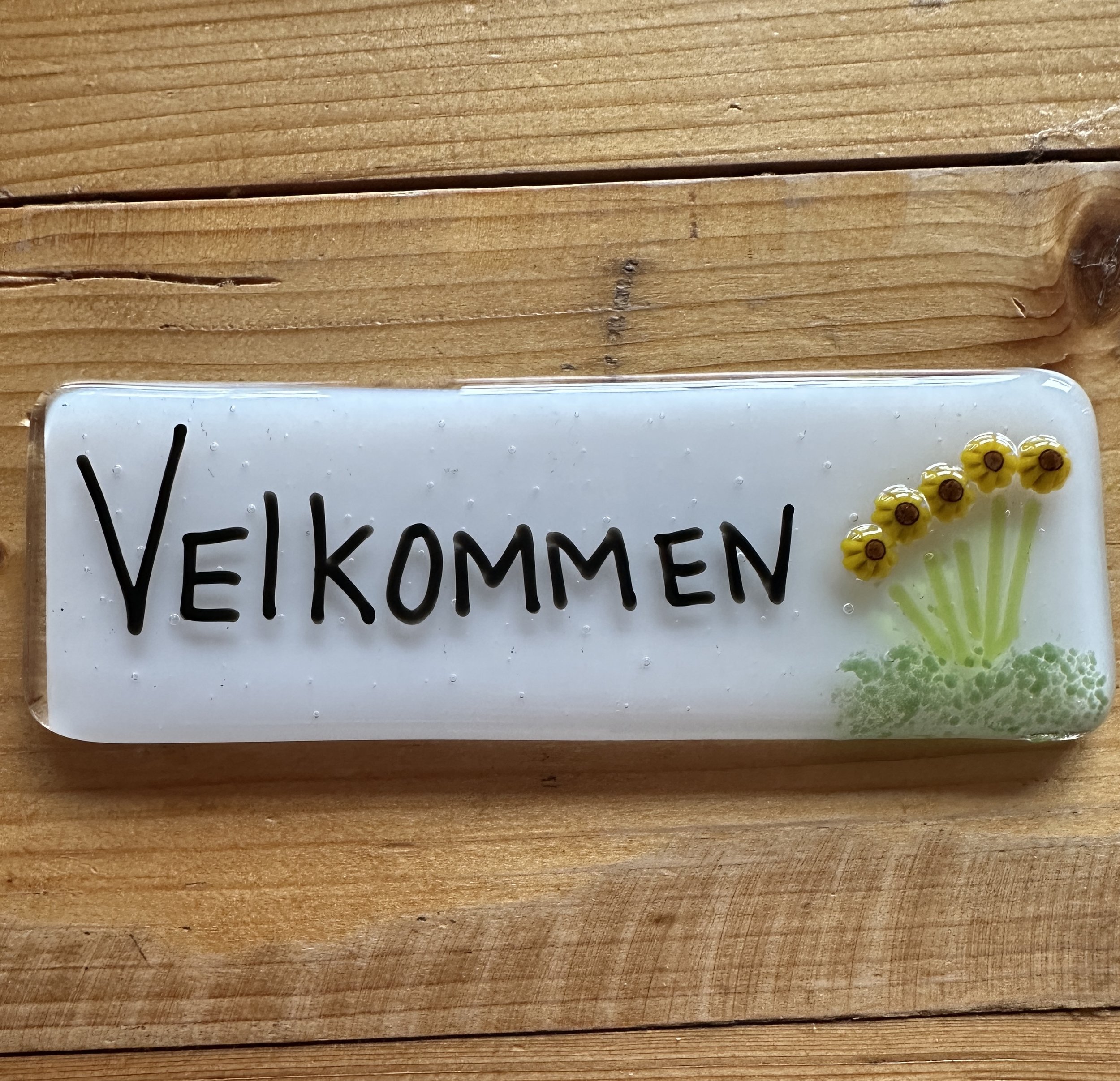 “Hvidt velkommen skilt med solkikker”