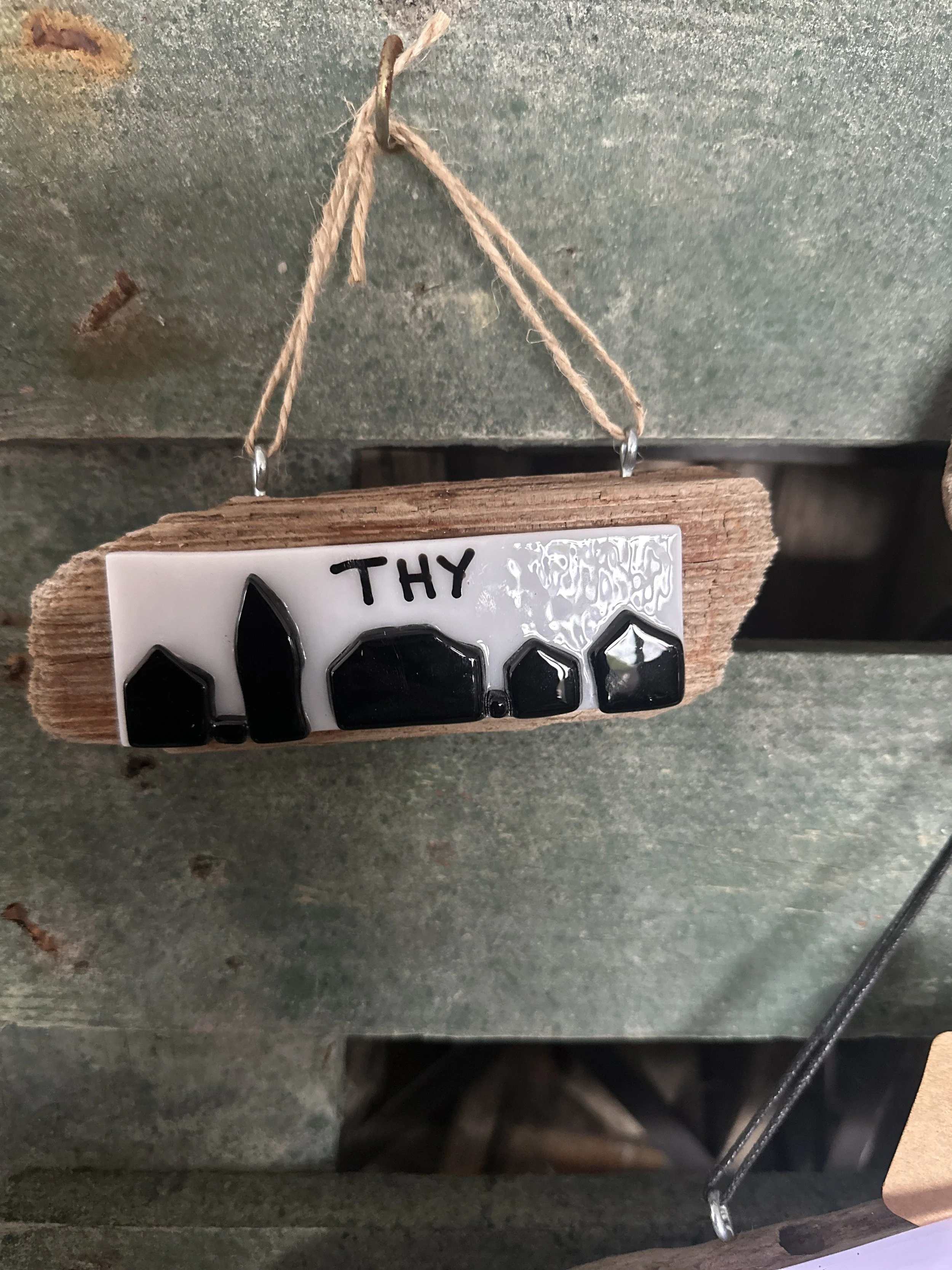 “Thy skilt” på drivtømmer