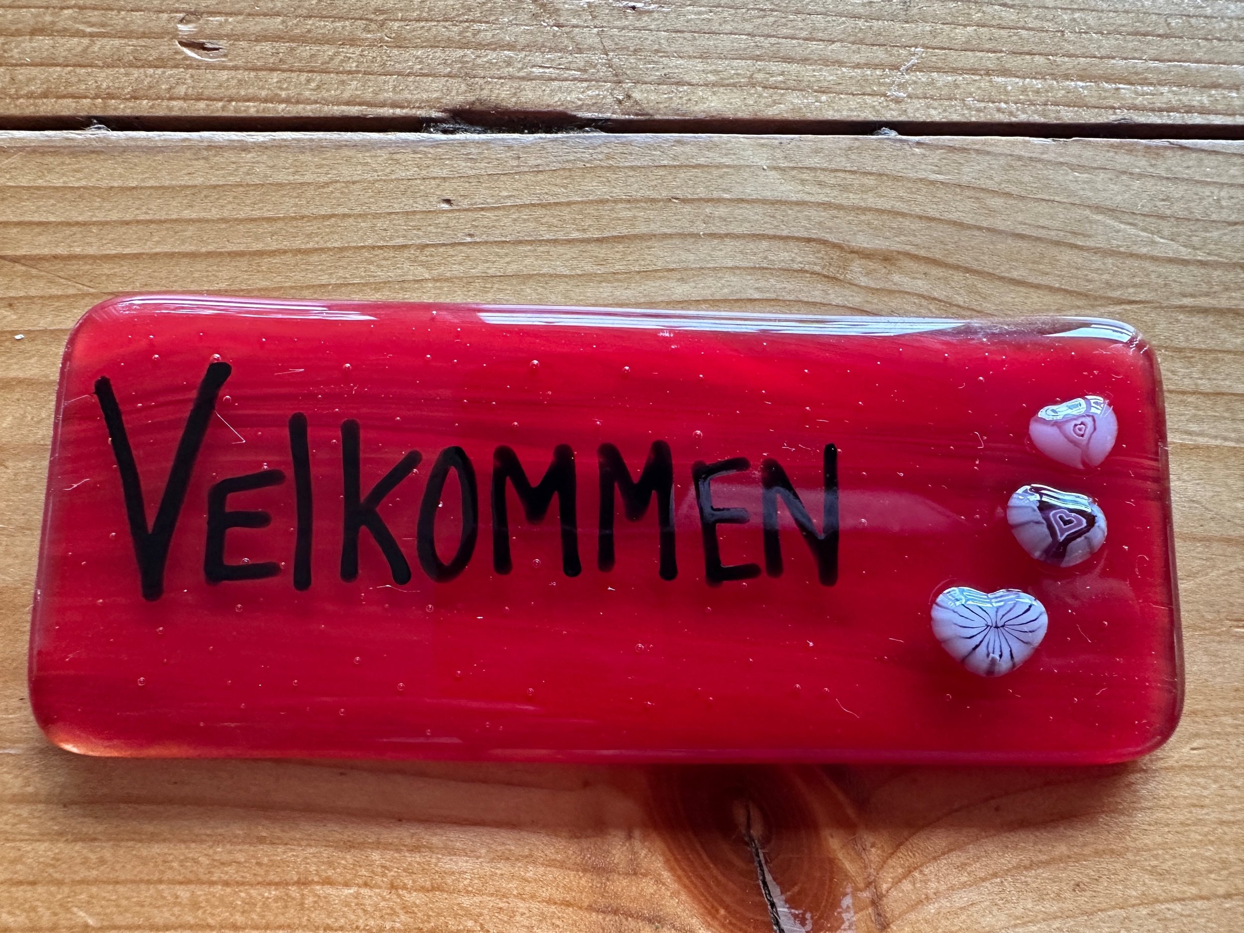 “Rødt velkommen skilt hjerter”