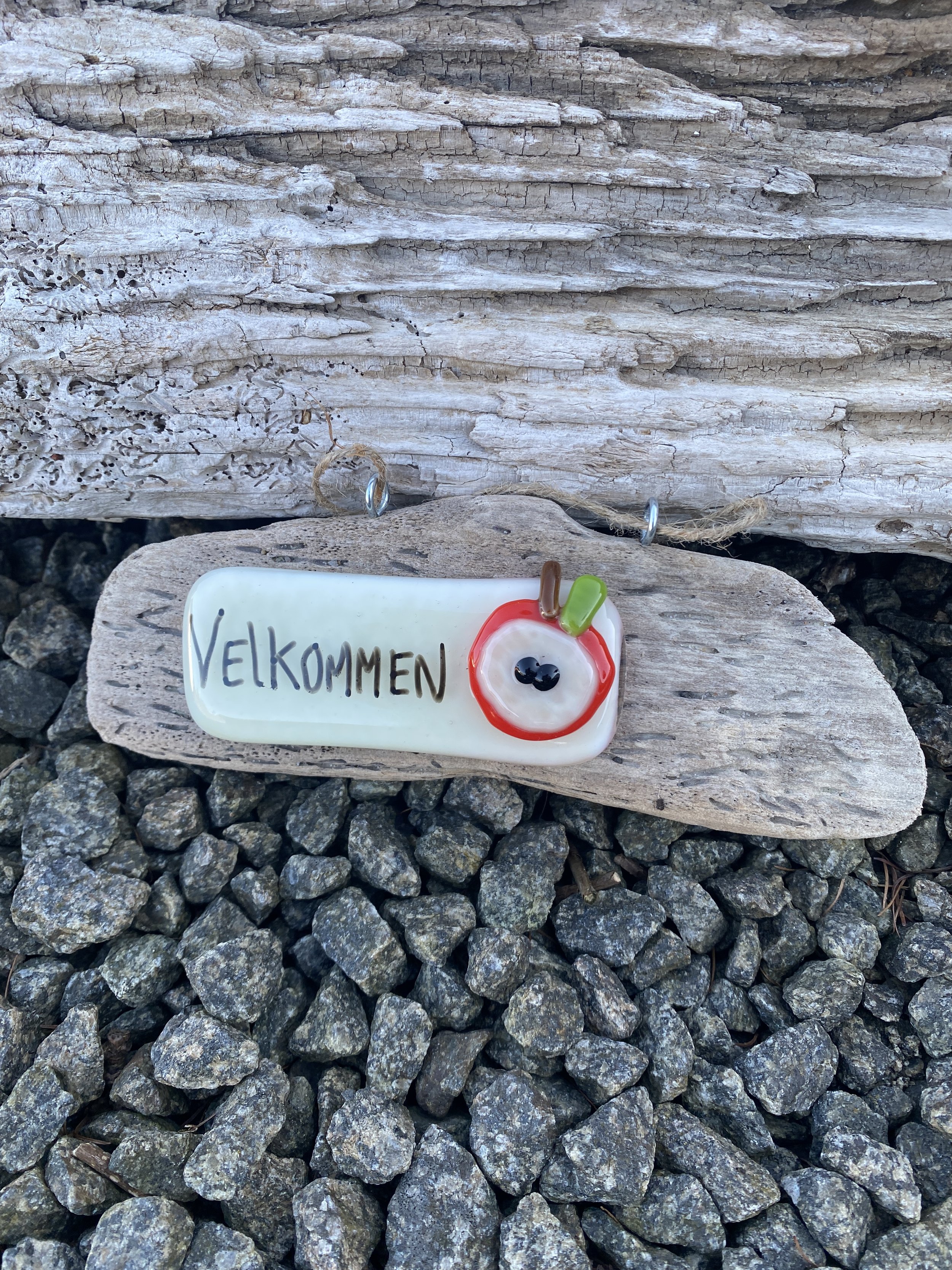 “Velkommen “ skilt med æble