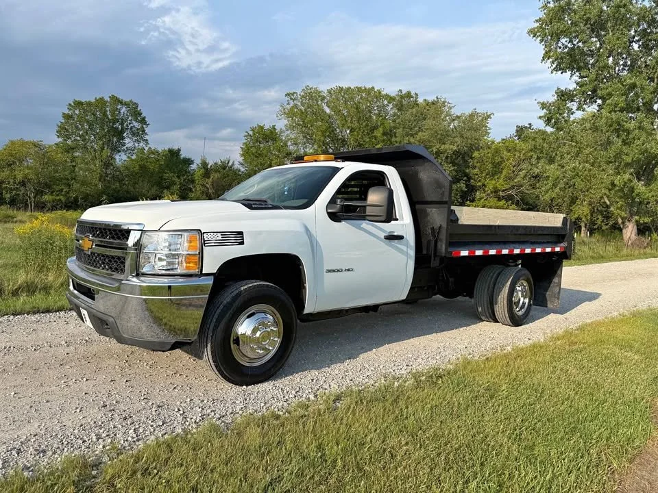 2011 Chevrolet 3500 hd regular cab & chassis