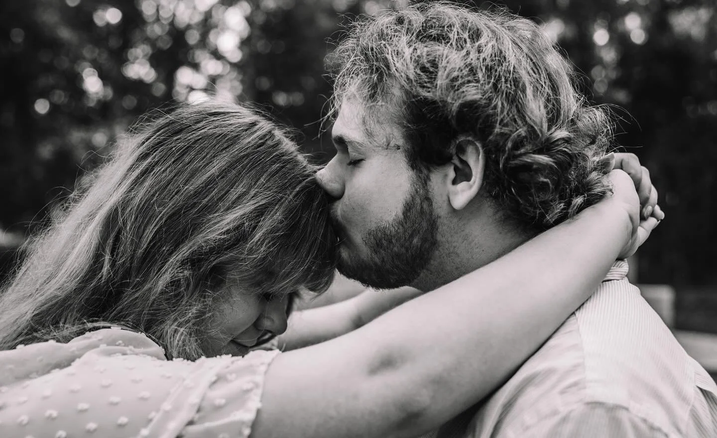 Nikki and Richard | November 2024 
.
.
.
.
.
Camera: Sony A7 IV 
Lens: Sony 24-70mm F2.8 GM
ISO: 400
F-Stop: 2.8
Focal Length: 36mm 
SS: 1/250s 

 #alabamaphotographer #engagementphotos #photography #sonyphotography #sonya7iv #36mm #botanicalgardens 