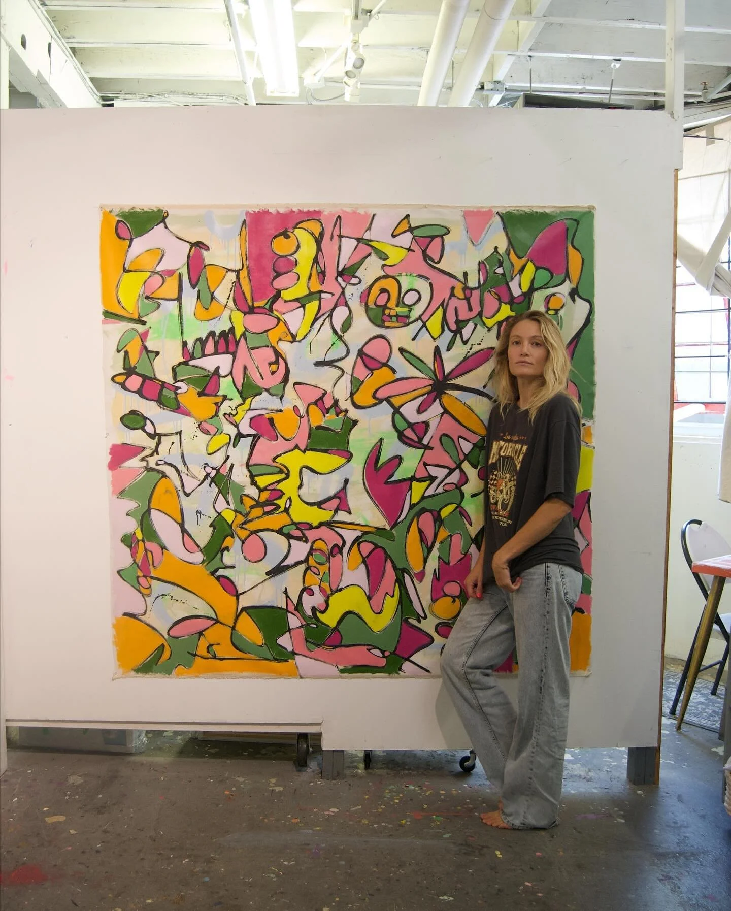 Girl w her painting. Large scale acrylic 💛💜🧡🤍
DM for inquiry 
.
.

#artlover #artgallery #artcollector #artforinteriors #artforyourhome #artforyourwalls #contemporaryart #abstractart #abatractpainting #spraypaint #acrylicpainting #contemporarypai