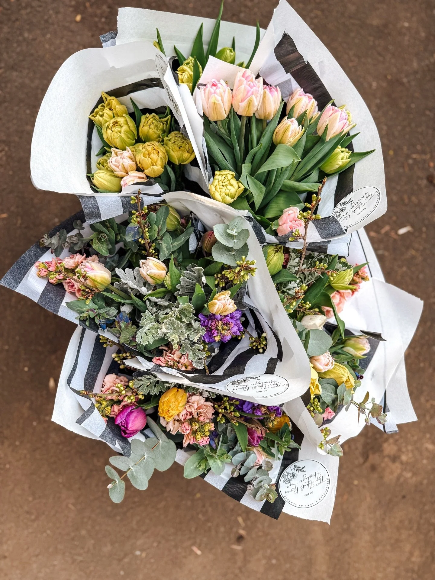 Spring bouquets are out at the stand and it couldn&rsquo;t be better timing!
Beautiful sunshine, Easter weekend, and flowers that are ready to go straight into your vase. 
Swing by and pick one up while they&rsquo;re here!

#flowerfarm #hoodriverflow