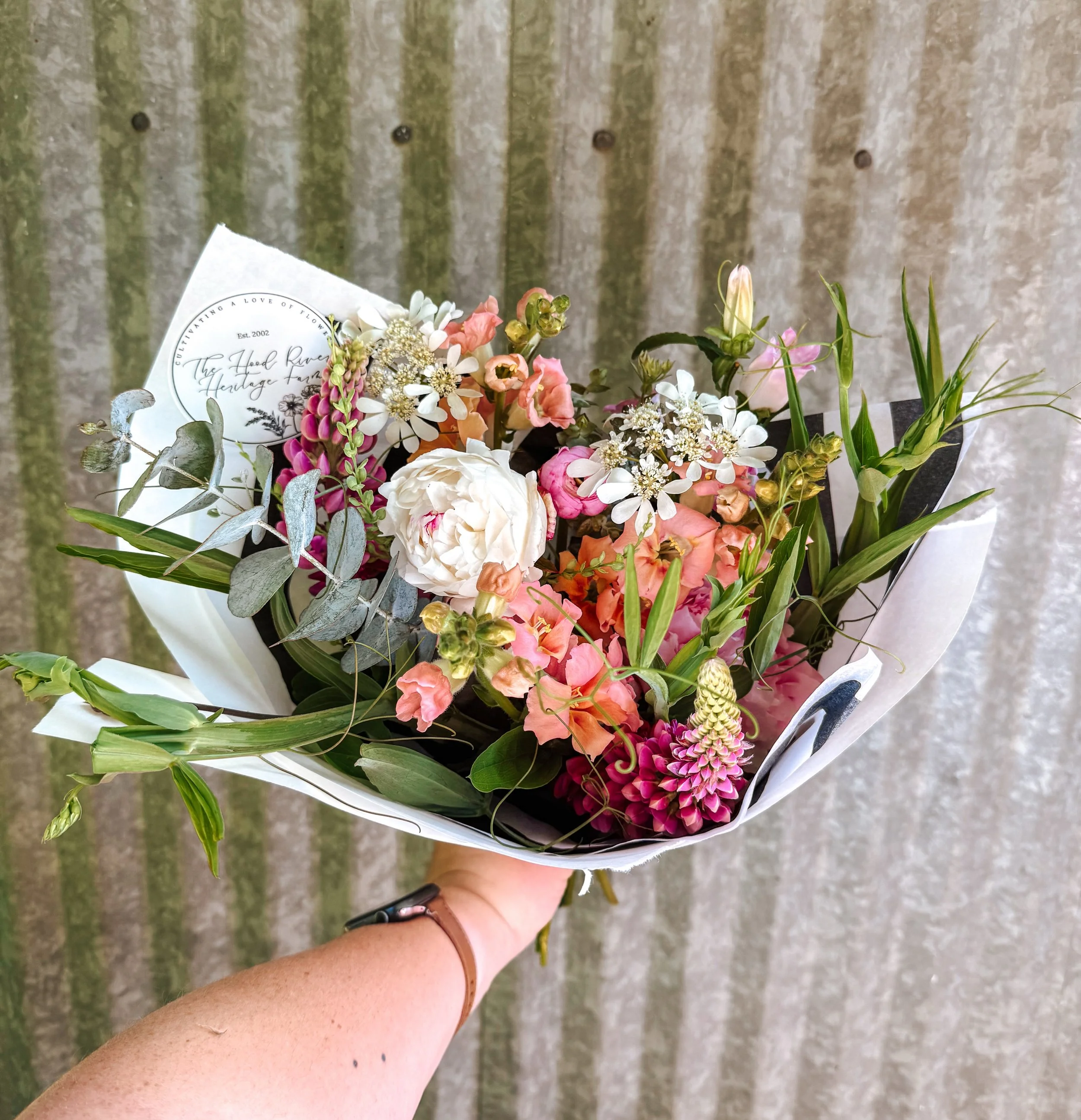 Friday on the flower stand feels extra good heading into Memorial Day weekend 🌸

Bouquets of the best of what&rsquo;s blooming right now. Soft spring colors, wild textures, and bouquets made for bringing a little beauty into the long weekend.

The s