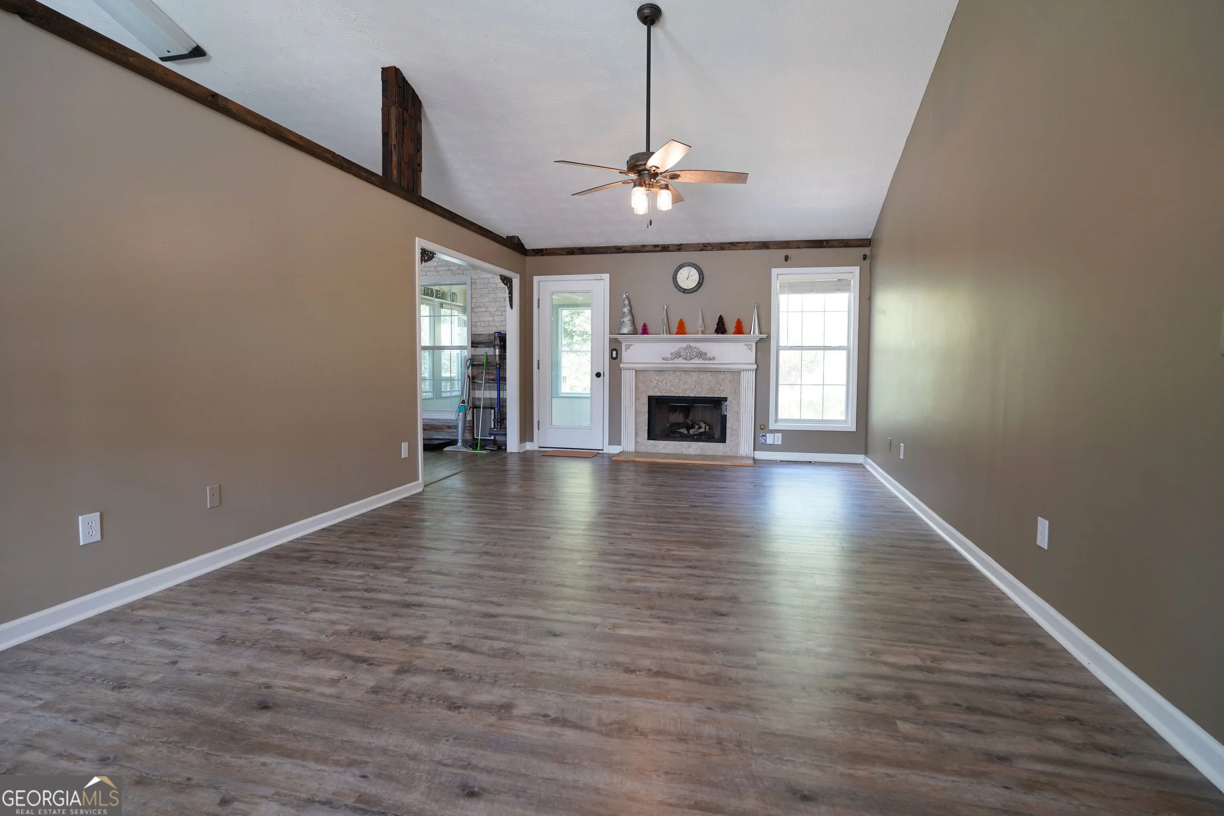 HD_1789579290778_LIVING_ROOM_.jpg
