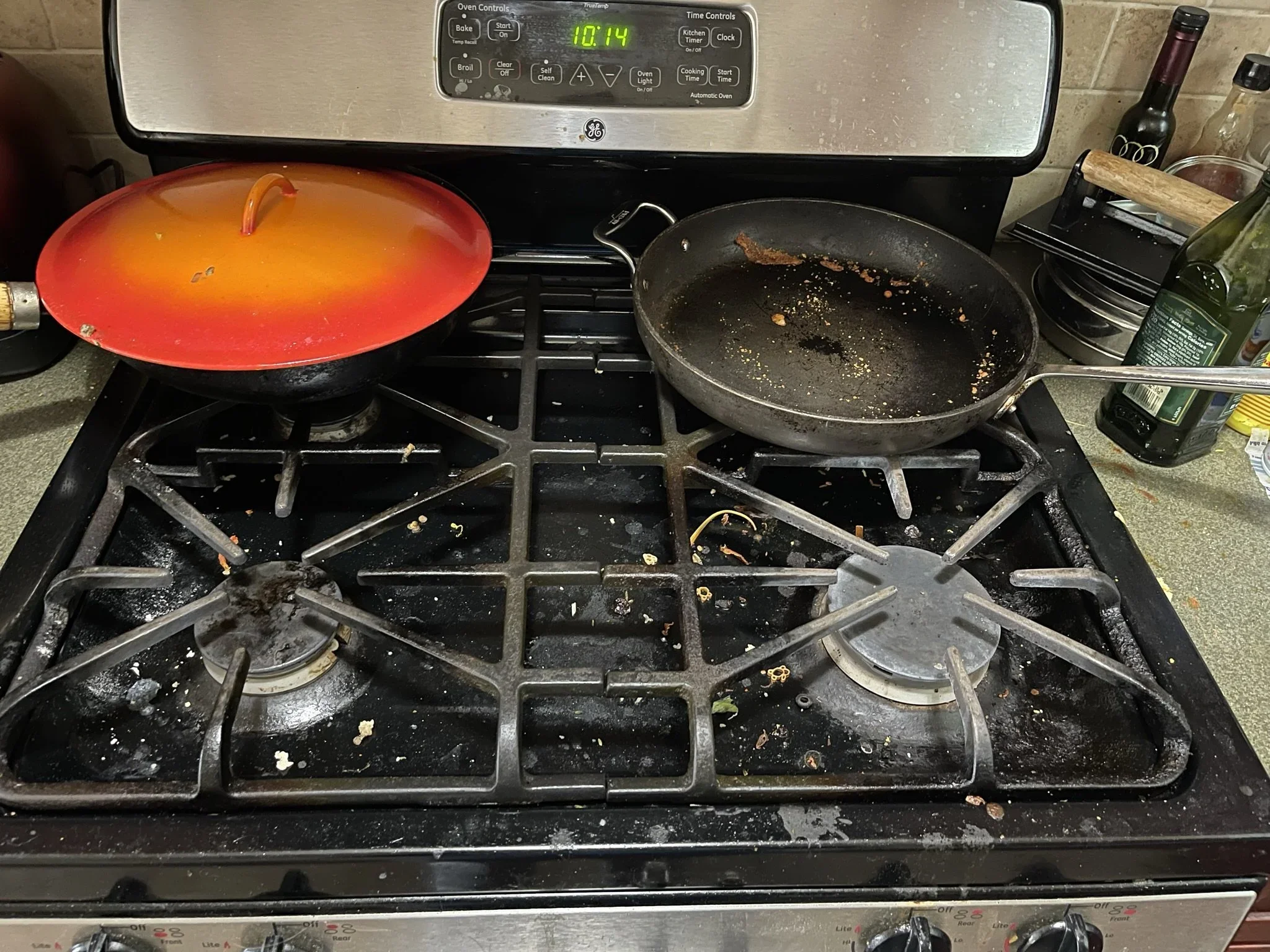Stovetop Before Deep Cleaning
Heavy grease, food residue, and buildup on the stovetop before our team began detailed appliance cleaning.