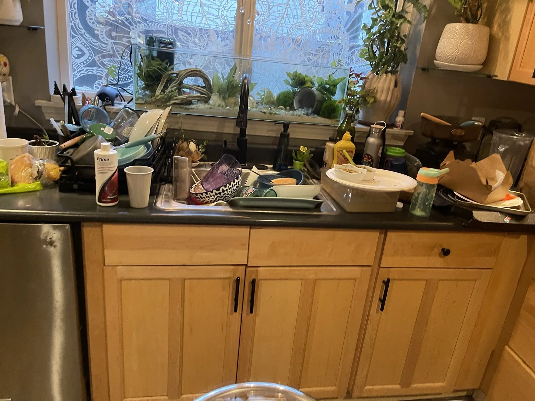 Kitchen Sink Before Deep Cleaning
A cluttered kitchen sink and counter area before our team began organizing, clearing surfaces, and detailed cleaning.