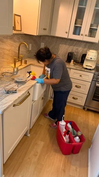 Kitchen Detail Cleaning
From sinks and fixtures to surrounding surfaces, we clean the areas guests use most.