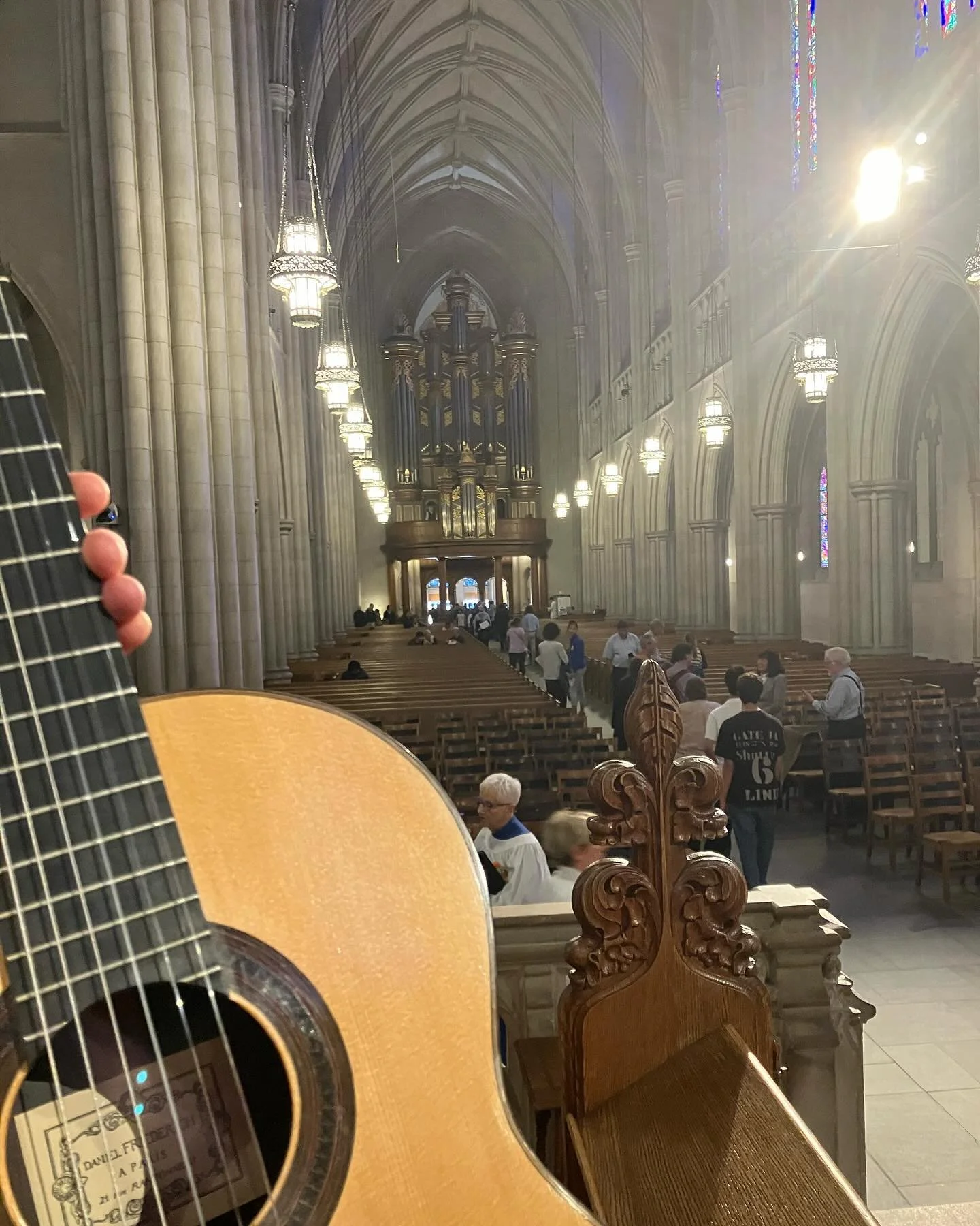 Not a bad view for today&rsquo;s gig! Communion partakers were bathed in Brahms&hellip; it was a treat to hear my guitar in such a glorious acoustic!

#dukeuniversity #dukechapel #classicalguitar #giglife