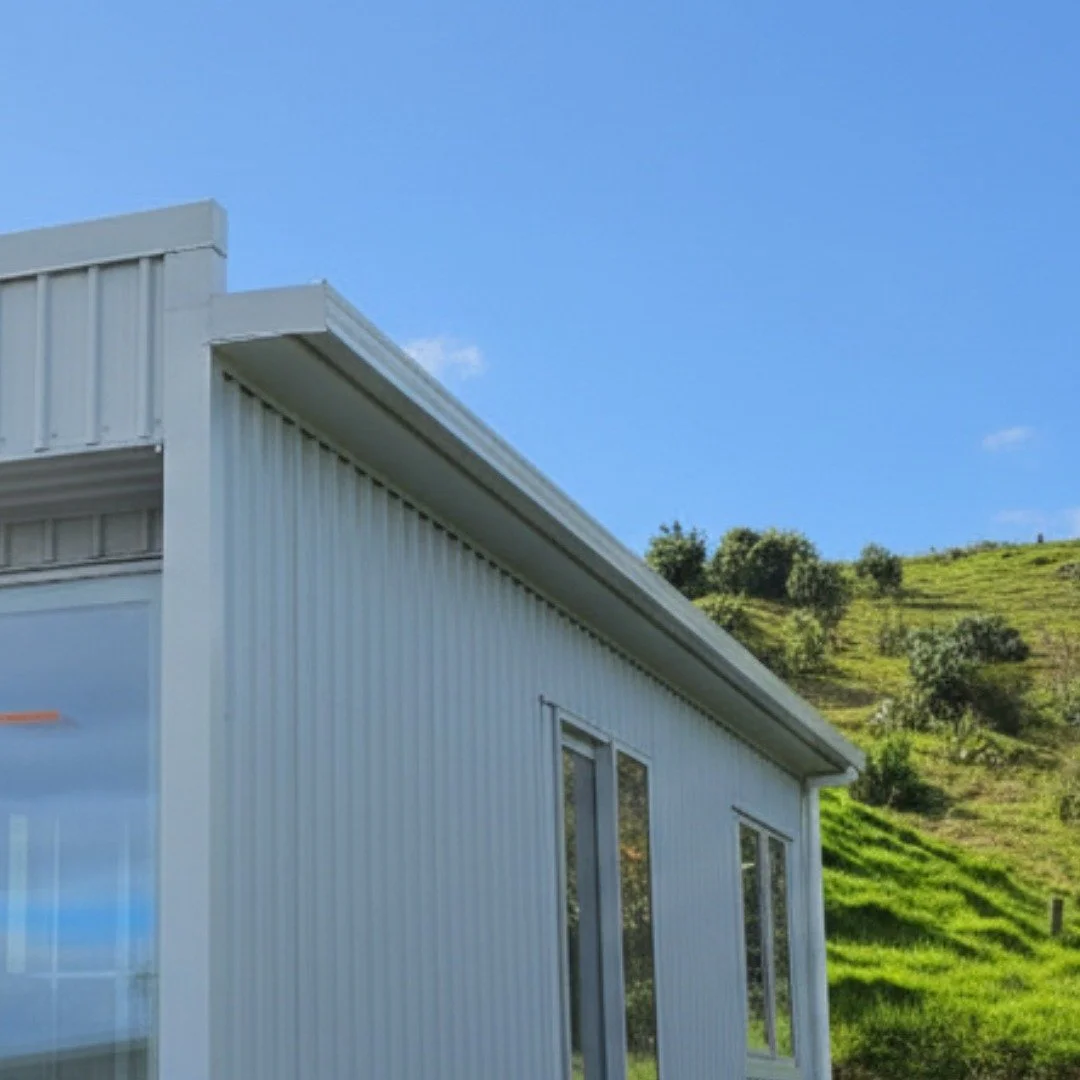 Mack Built’s version of a tiny home… incoming…
Back in Opito Bay for phase two!
Phase one was the Gull Grey boat shed/Mancave, and now the 1 bedroom 10x4 tiny home follows with matching monopitch roofs and parapet walls.
Spring