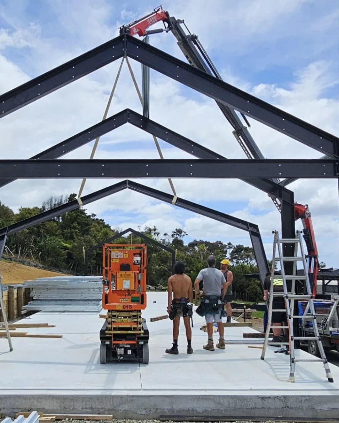 It&rsquo;s officially summer&hellip; Steel&rsquo;s up, shirts optional, and the team are in full swing this week! 
#Teamwork #Tanlines #UnderConstruction #StructuralSteel #ProjectInProgress #ShirtsOptional #ShedLife #TradieLifestyle