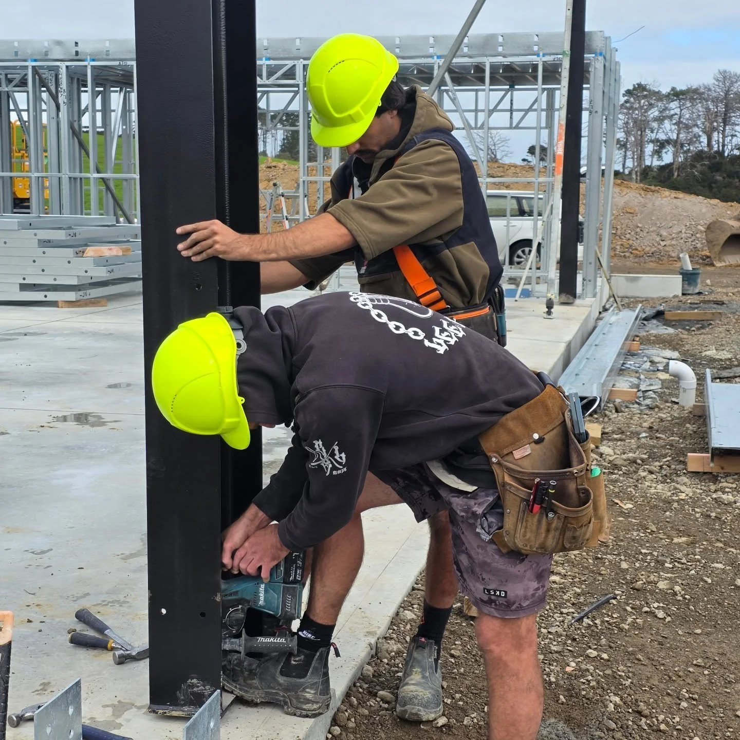 When the engineer says &ldquo;just a couple of columns&rdquo; and the boys turn up to wrestle skyscraper-sized steel before lunch.. #buildinprogress #mackbuiltsheds
