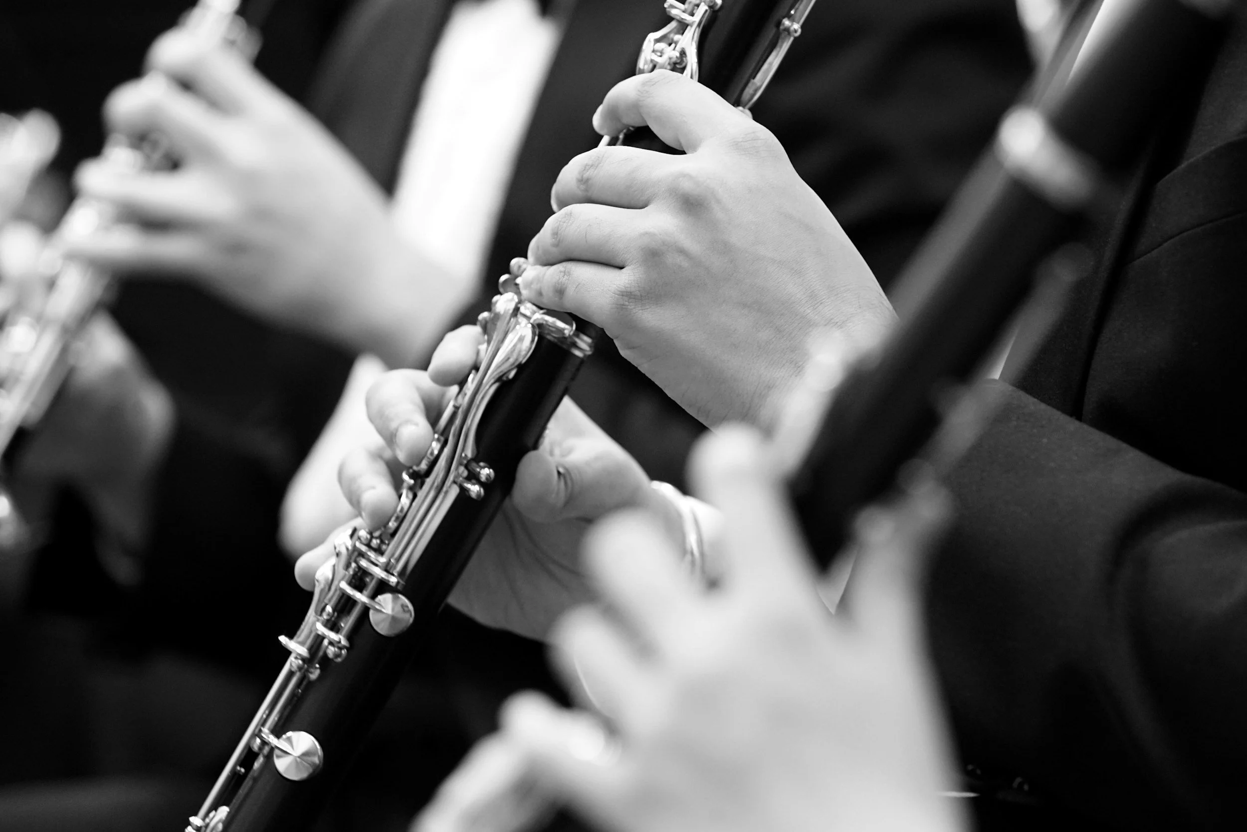 Two clarinetists playing in tuxes - Photo by Laura Rivera on Unsplash, PD