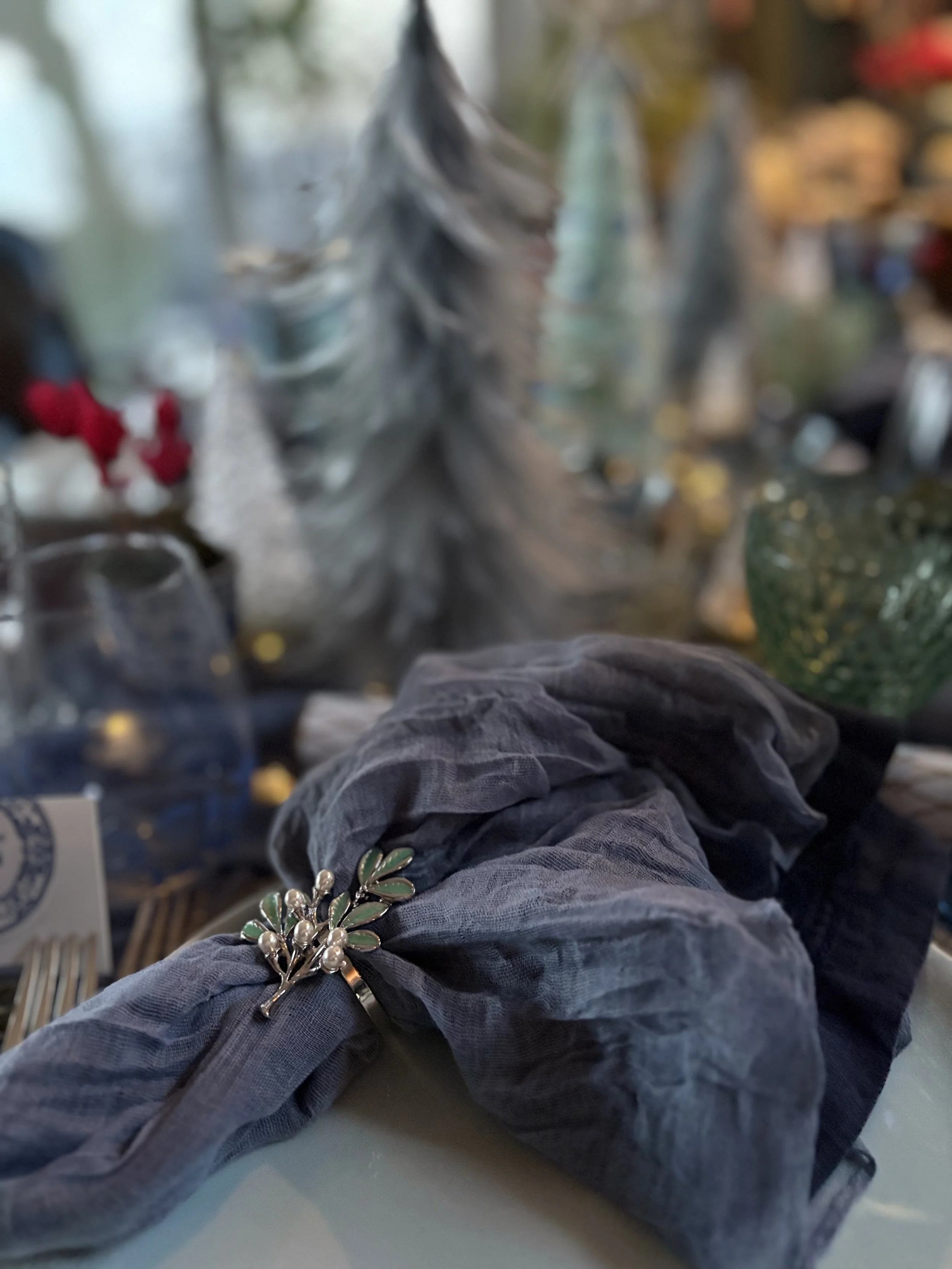 Inspiring Cozy Coastal Christmas Tablescape Ideas &amp; LDEI Holiday Hosting Guide