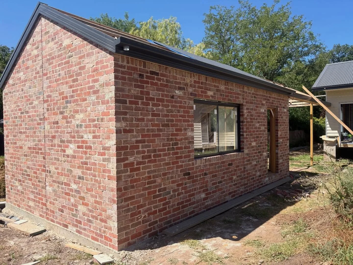 Carly spent years collecting these reclaimed reds with this garage in mind, and it&rsquo;s paid off. Big shout out to @matt.the.brickie for bringing it all together. Craftsmanship and patience make a great combo. 🧱 👌