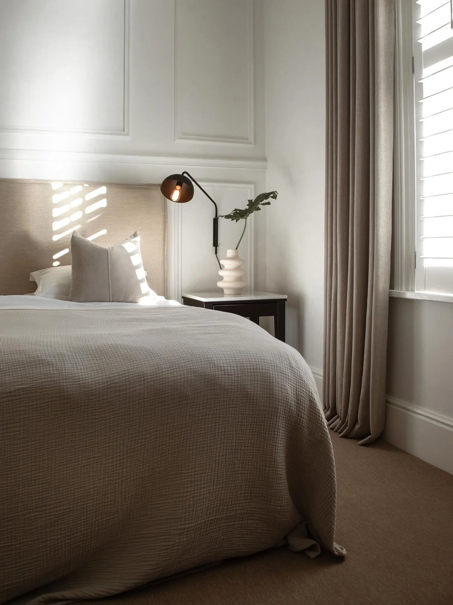 Who doesn&rsquo;t love a calming serene bedroom design? 

#bedroomdesign #hotelroom #boutiquehotel #boutiquehoteldesign #sereneliving #noahhotels #noahhouse #capetown #tamboerskloof