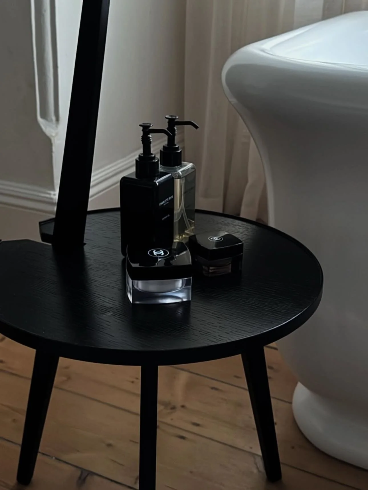 Take it easy, relax. After a day of roaming the mothercity.

#mothercity #relax #noahhotels #smallluxuryhotels #capetown