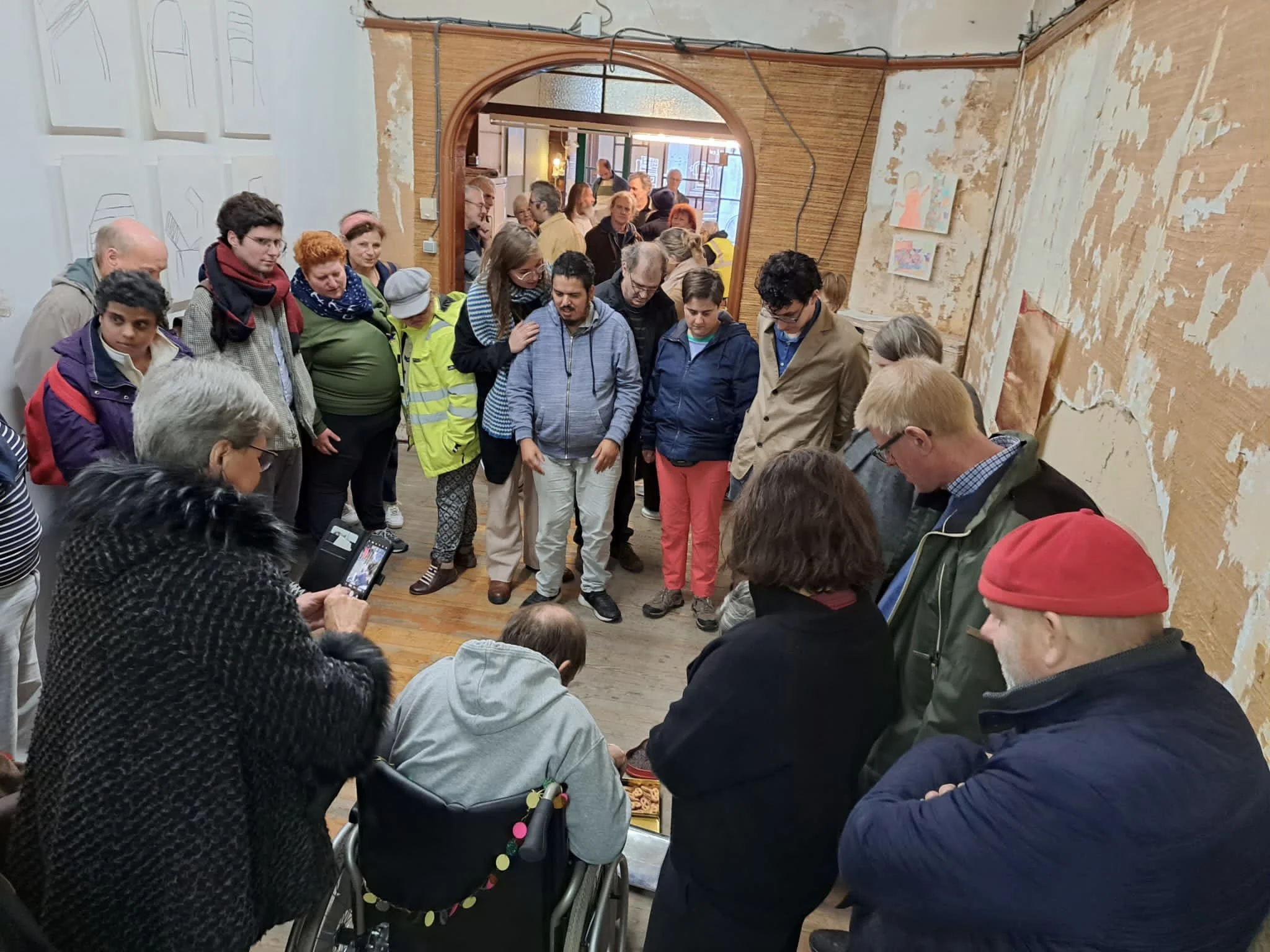 Als onderdeel van het sociaal artistiek atelier ‘Den 138’ maakten we samen een tentoonstelling in galerie ArtTelex waarbij kunst werd getoond van alle deelnemende kunstenaars. 

-

As part of the social artistic workshop ‘Den 138’, we jointly created