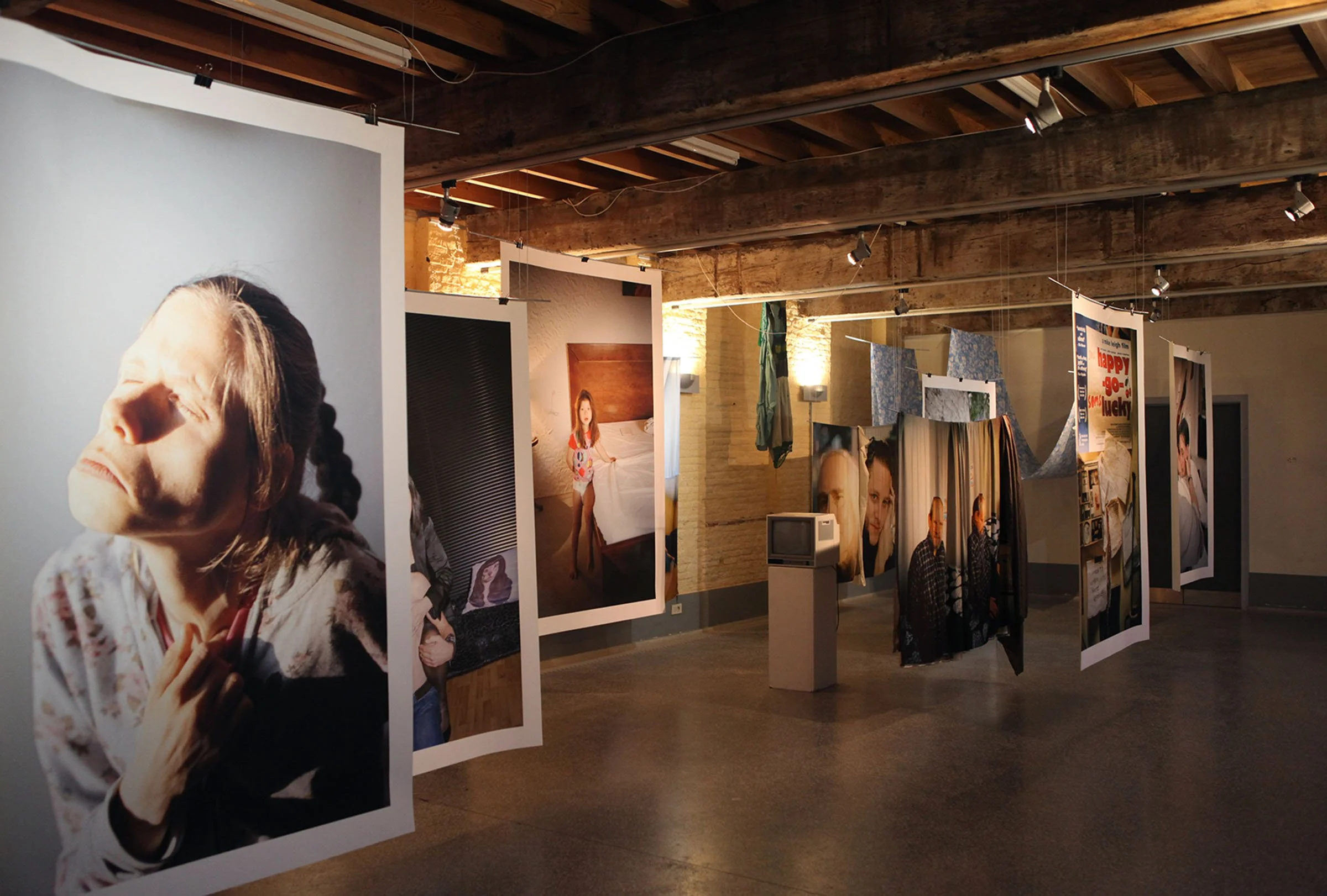 Fotografische installatie die dag en nacht als een kijkdoos te bekijken was door de ramen van een leegstaand gebouw in Gent. 

-

Photographic installation that could be viewed day and night like a diorama through the windows of a vacant building in 