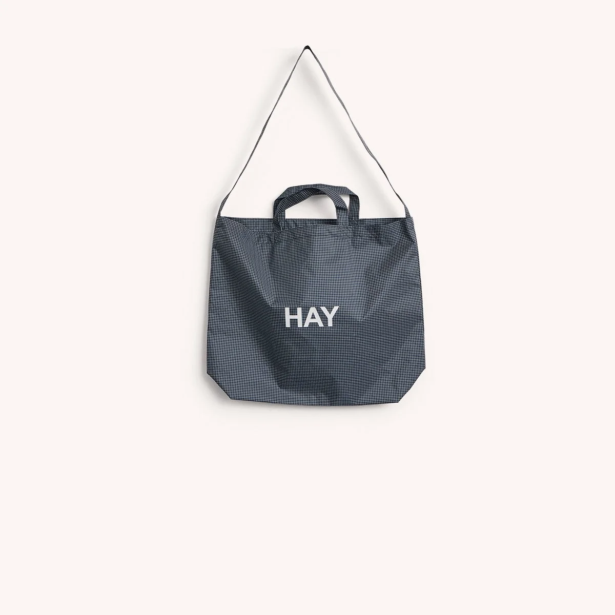 tote-bag-sac-trousse-toilette-recycle-hay-momentum-design-store-lille-rijsel-curation-lifestyle-mobilier-AF780-A602-AE89_Grid Crossover Bag M dark blue.jpg