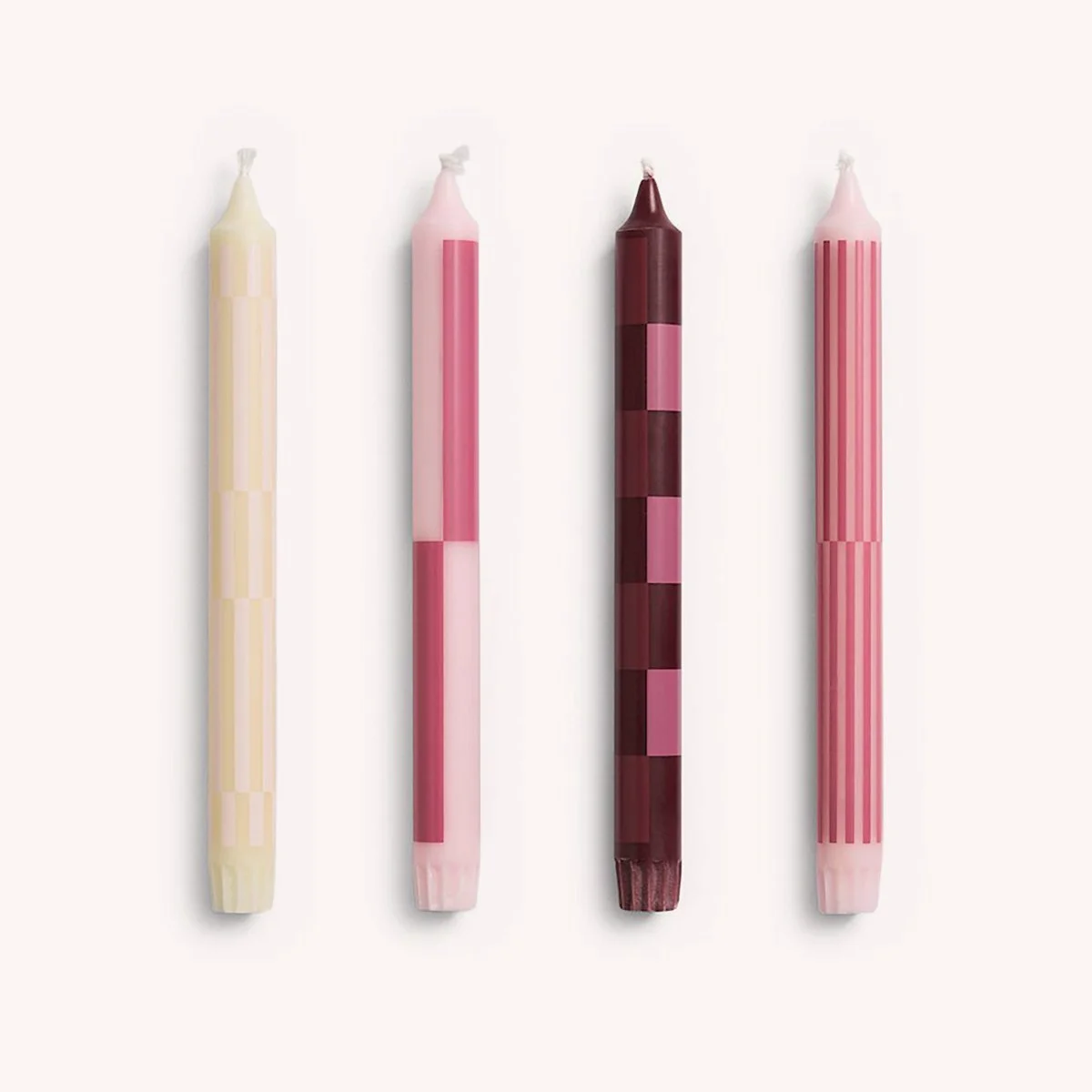 bougie-bougeoir-bordeaux-rose-hay-momentum-design-store-lille-rijsel-deco-luminaires-mobilier-ab361-f631_variant_pattern-candle-set-of-4-pink-and-bordeaux_gb_1220x1220.jpg