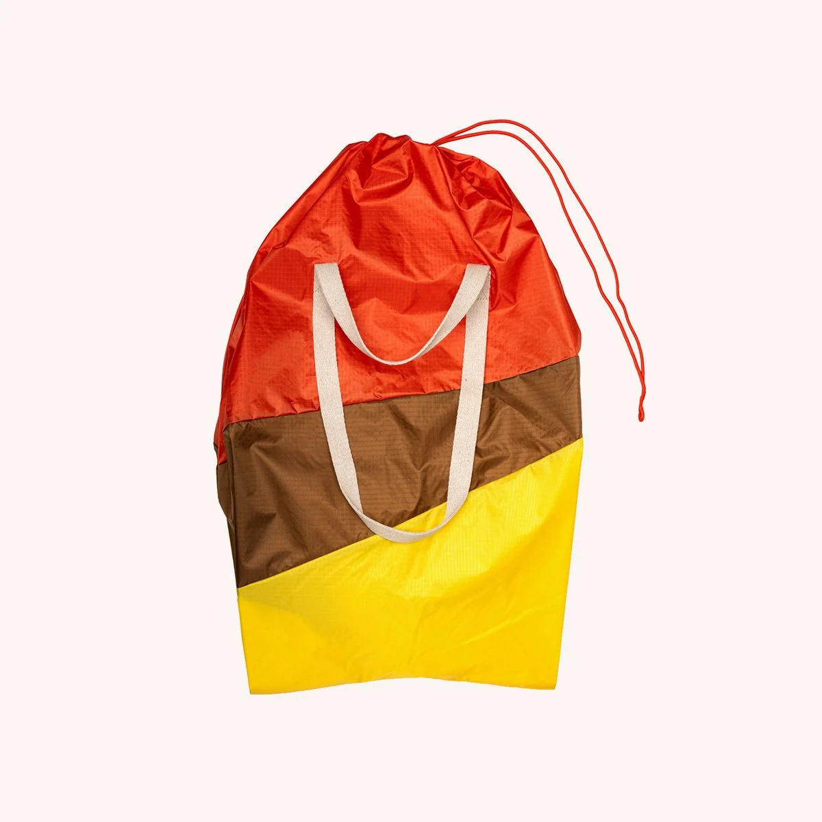 trash-bag-L-form-2025-linge-susan-bijl-lifestyle-momentum-design-store-lille-mobilier-deco-curation-TNTR.FORM.ANN.HAZ.TV-1.jpg