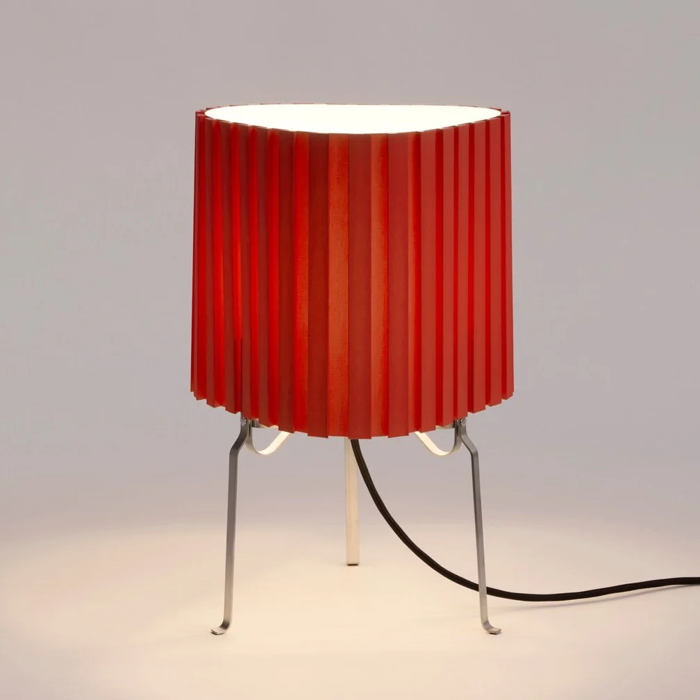 lampe-a-poser-bureau-salon-hay-momentum-design-store-lille-rijsel-deco-luminaires-mobilier-AF810-F647-AV45_Canelé Table Lamp 370 tomato red_on.jpg