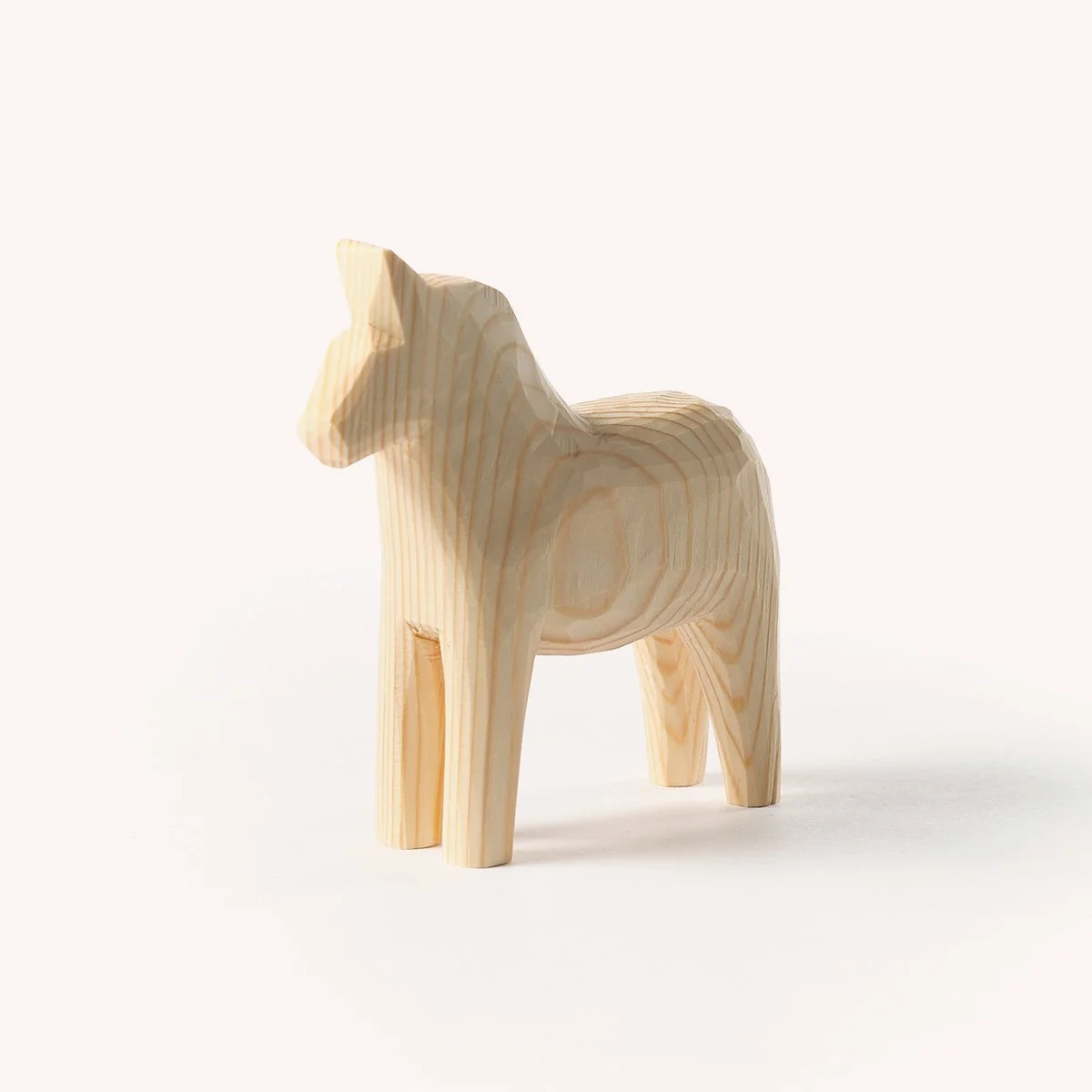 cheval-dala-suedois-dalecarlie-bois-artisanal-design-store-lille-mobilier-luminaire-deco-b2b-hay-curation-Momentum_c_studio.b.helle 2.jpg