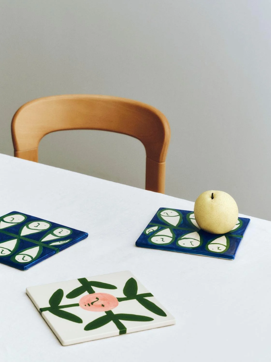 emma-kohlmann-serie-limitee-vaisselle-artsdelatable-maison-collection-momentum-design-lille-curation-rijsel-deco-hay-La Pittura Trivet Peter's plant_La Pittura Trivet blush face vine.jpg