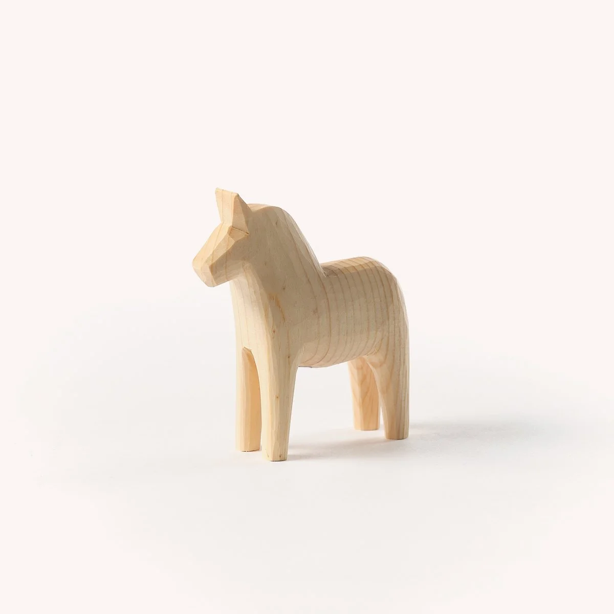 cheval-dala-suedois-dalecarlie-bois-artisanal-design-store-lille-mobilier-luminaire-deco-b2b-hay-curation-Momentum_c_studio.b.helle 1.jpg