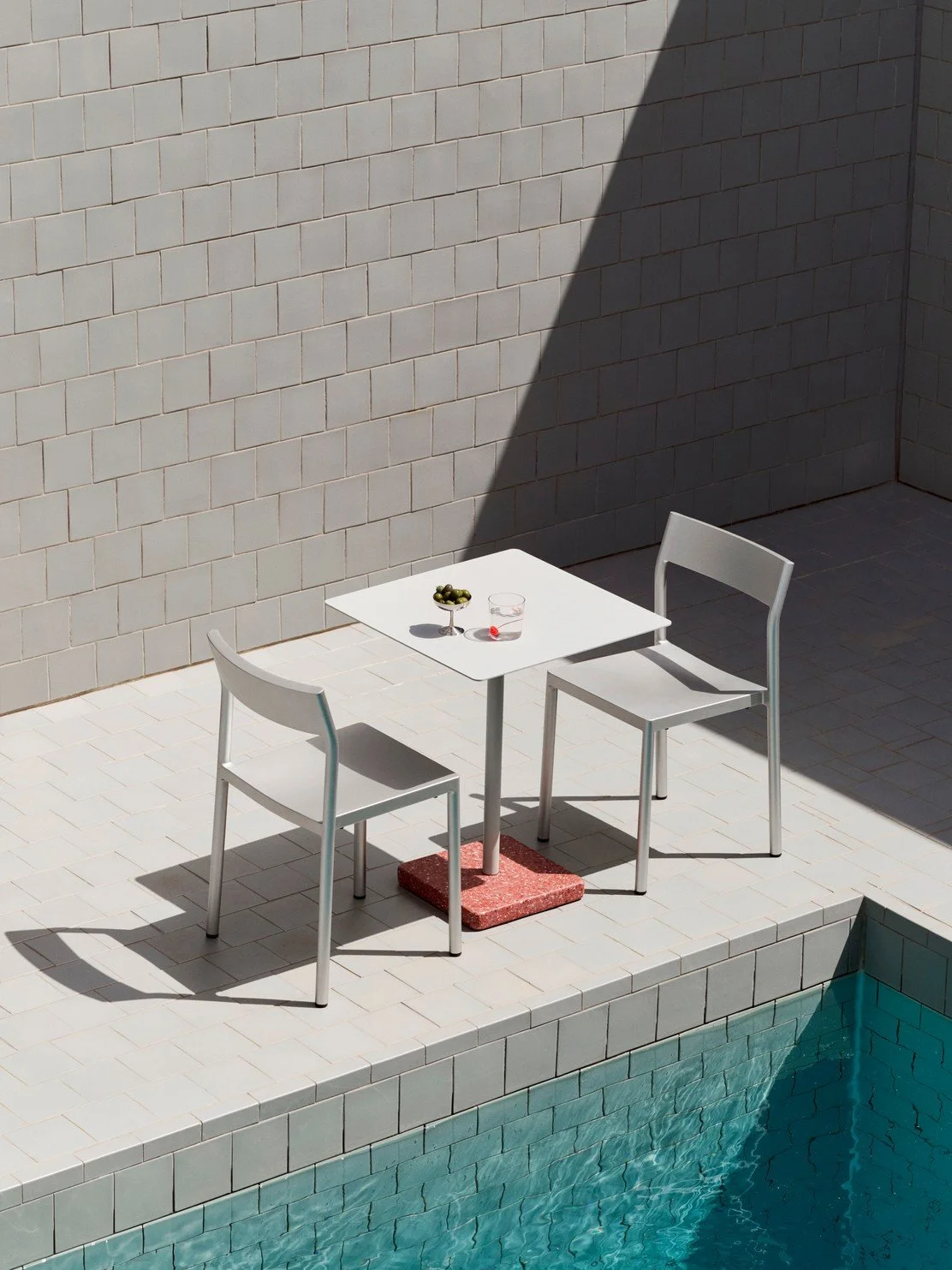chaise-type-outdoor-jardin-aluminium-hay-momentum-design-store-lille-curation-Terrazzo Table Square sky grey top and red base_Type Chair silver grey aluminium.jpg
