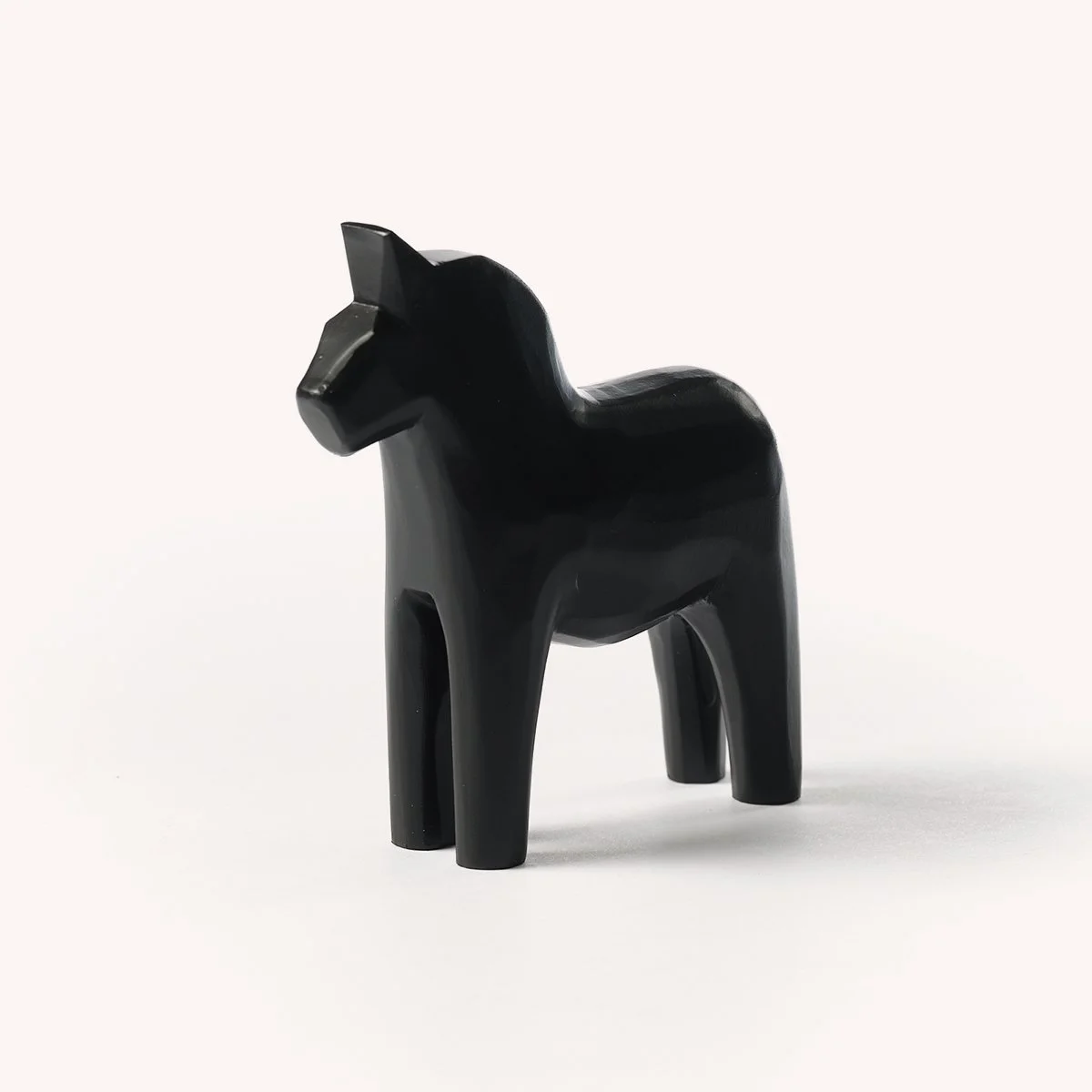 cheval-dala-suedois-dalecarlie-bois-artisanal-design-store-lille-mobilier-luminaire-deco-b2b-hay-curation-Momentum_c_studio.b.helle 7.jpg