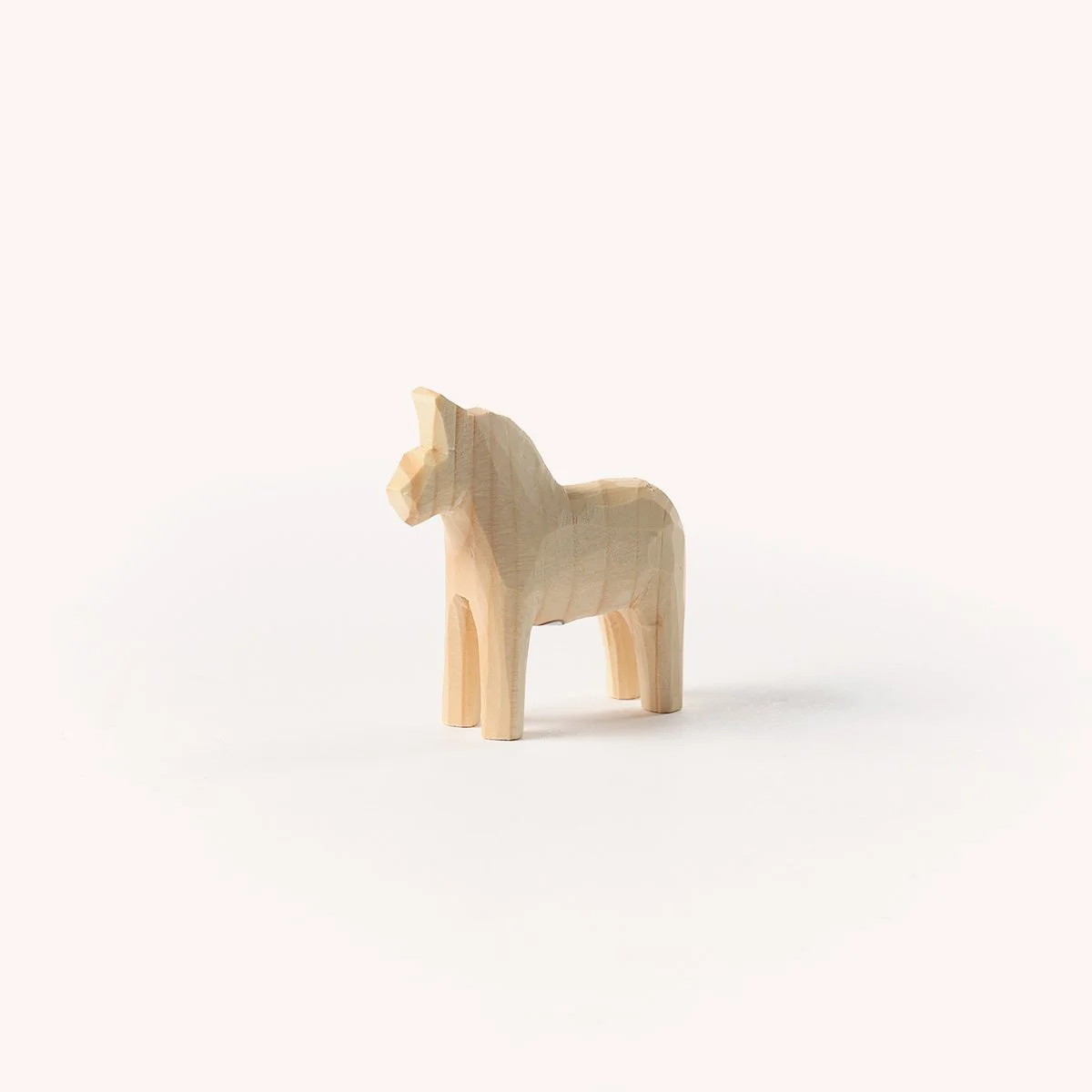 cheval-dala-suedois-dalecarlie-bois-artisanal-design-store-lille-mobilier-luminaire-deco-b2b-hay-curation-Momentum_c_studio.b.helle 0.jpg