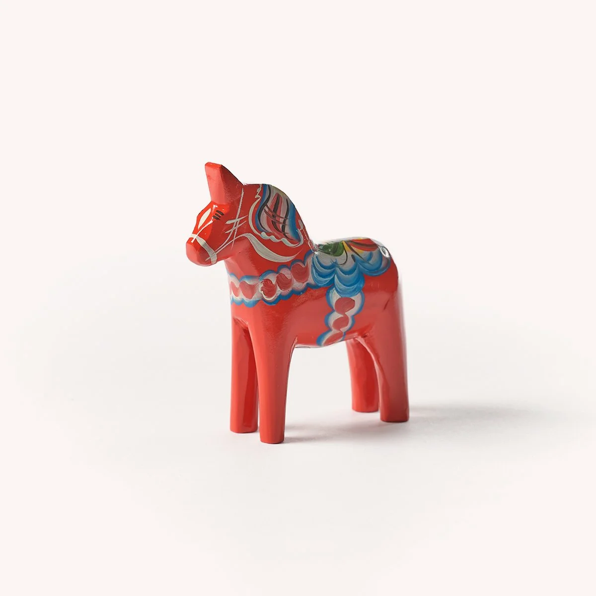 cheval-dala-suedois-dalecarlie-bois-artisanal-design-store-lille-mobilier-luminaire-deco-b2b-hay-curation-Momentum_c_studio.b.helle 11.jpg