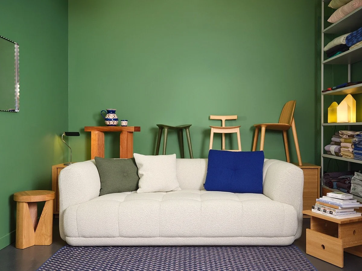 D&eacute;crit par ses designers comme un &laquo;&nbsp;syst&egrave;me de canap&eacute;s paysagers matelass&eacute;s&nbsp;&raquo;, Quilton est une pi&egrave;ce accueillante pour vivre, travailler, se retrouver et se d&eacute;tendre. Proposant un large 