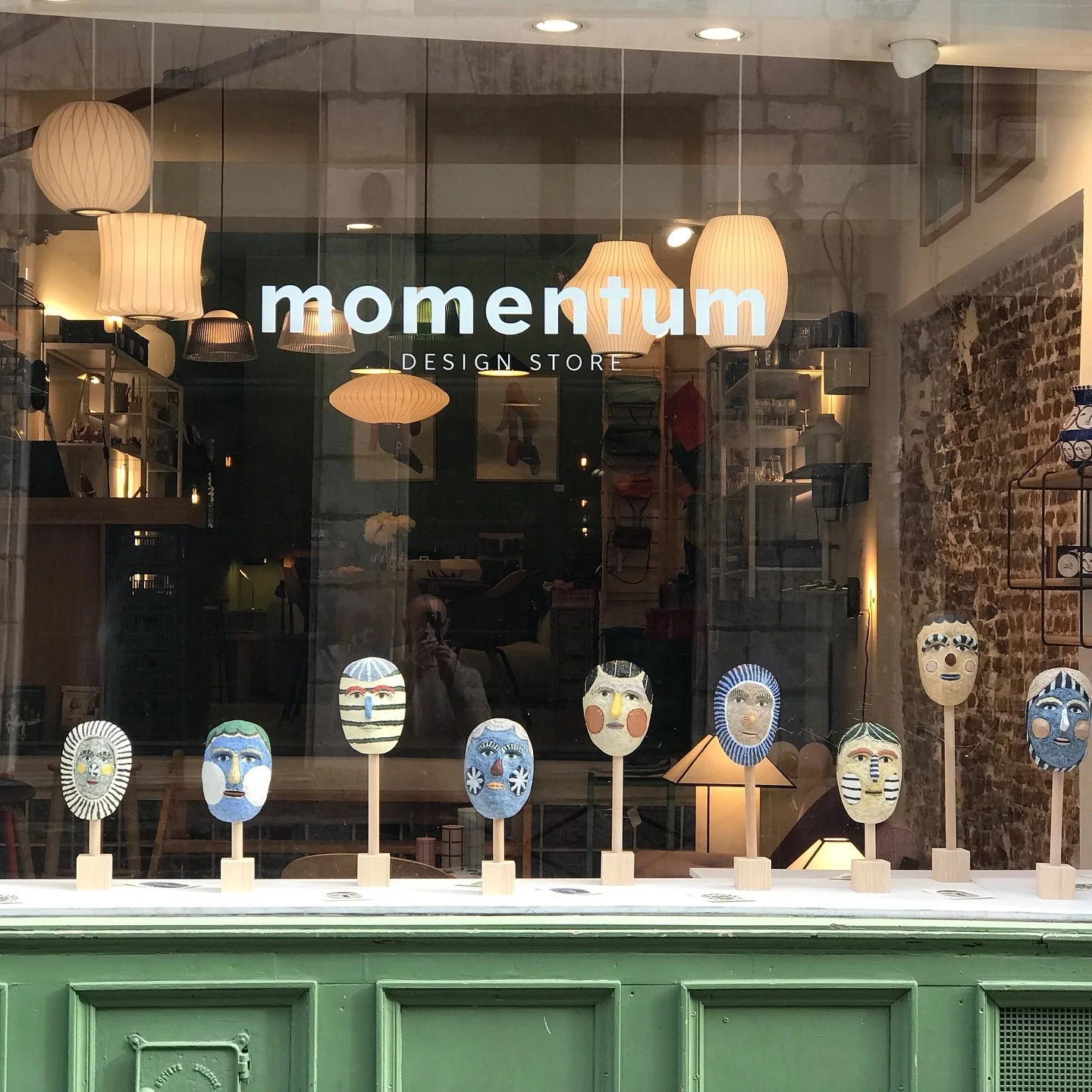 Nouvelle s&eacute;rie de Masques Schijngelaten, tout beaux tout chauds !
Pi&egrave;ce(s) unique(s), fabriqu&eacute;es et peintes &agrave; 4 mains par Geran Knol et Bloeme van Bon.
De la d&eacute;co artisano-artistico-designo rare plut&ocirc;t chouett