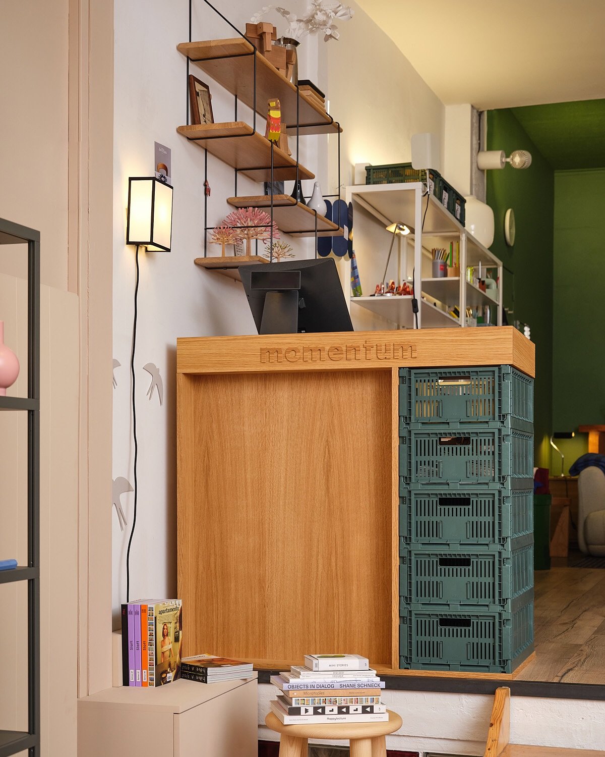 Meuble de caisse Momentum 2.0
LA pi&egrave;ce principale dans le cadre des changements d&rsquo;agencement de l&rsquo;&eacute;t&eacute; en boutique. Conception avec Kozo Studio : notamment avec int&eacute;gration de cagettes HAY, interchangeables, une