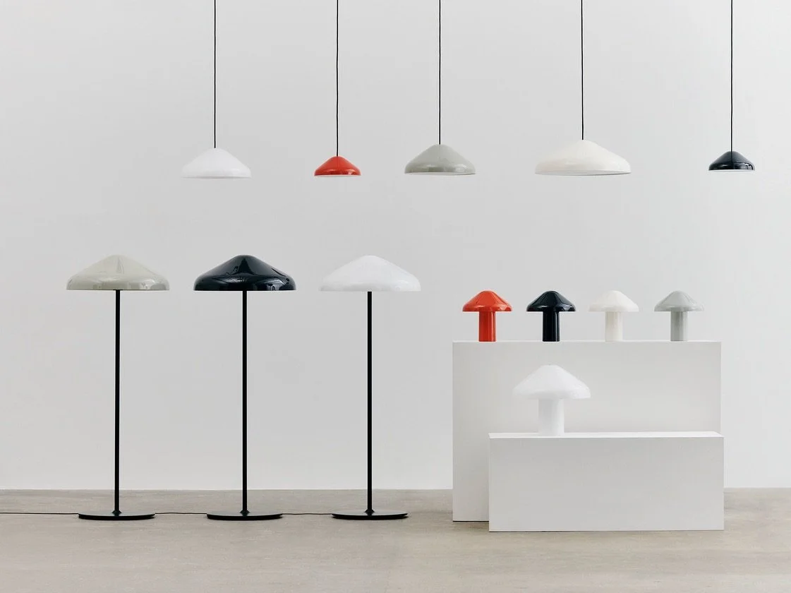 Collection PAO, design Naoto Fukasawa pour HAY
Lampadaire, suspensions, lampe portable sur batterie, abat-jour en acier ou en verre&hellip;toute la collection s&rsquo;inscrit facilement et &eacute;l&eacute;gamment dans tous types d&rsquo;int&eacute;r