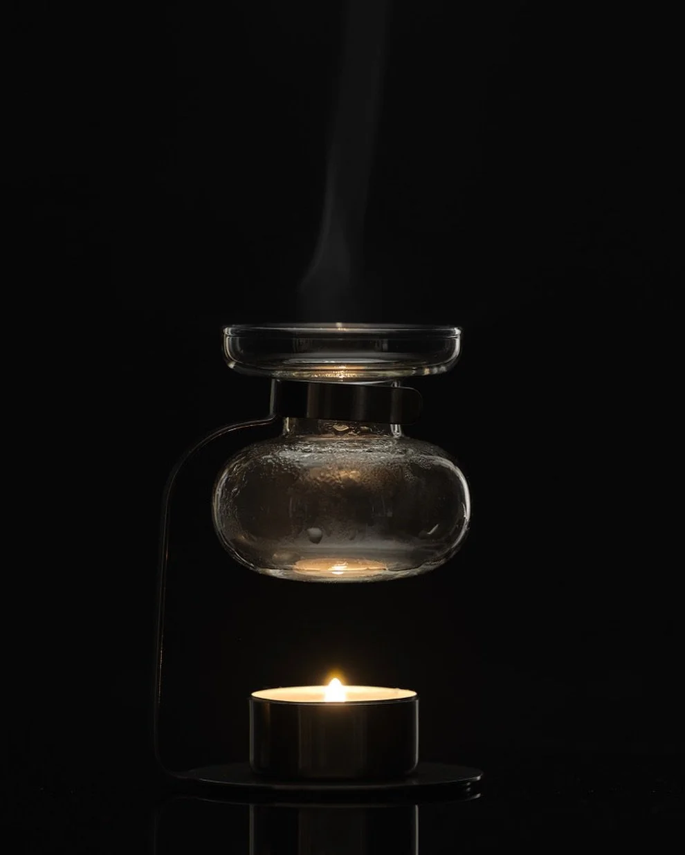 Diffuseur d&rsquo;huiles essentielles Kinto. De retour en stock, pile pour la fin d&rsquo;ann&eacute;e.
Structure cuivre et jolie pi&egrave;ce en verre pour y verser l&rsquo;eau et vos huiles essentielles pr&eacute;f&eacute;r&eacute;es.
Photo de 2021