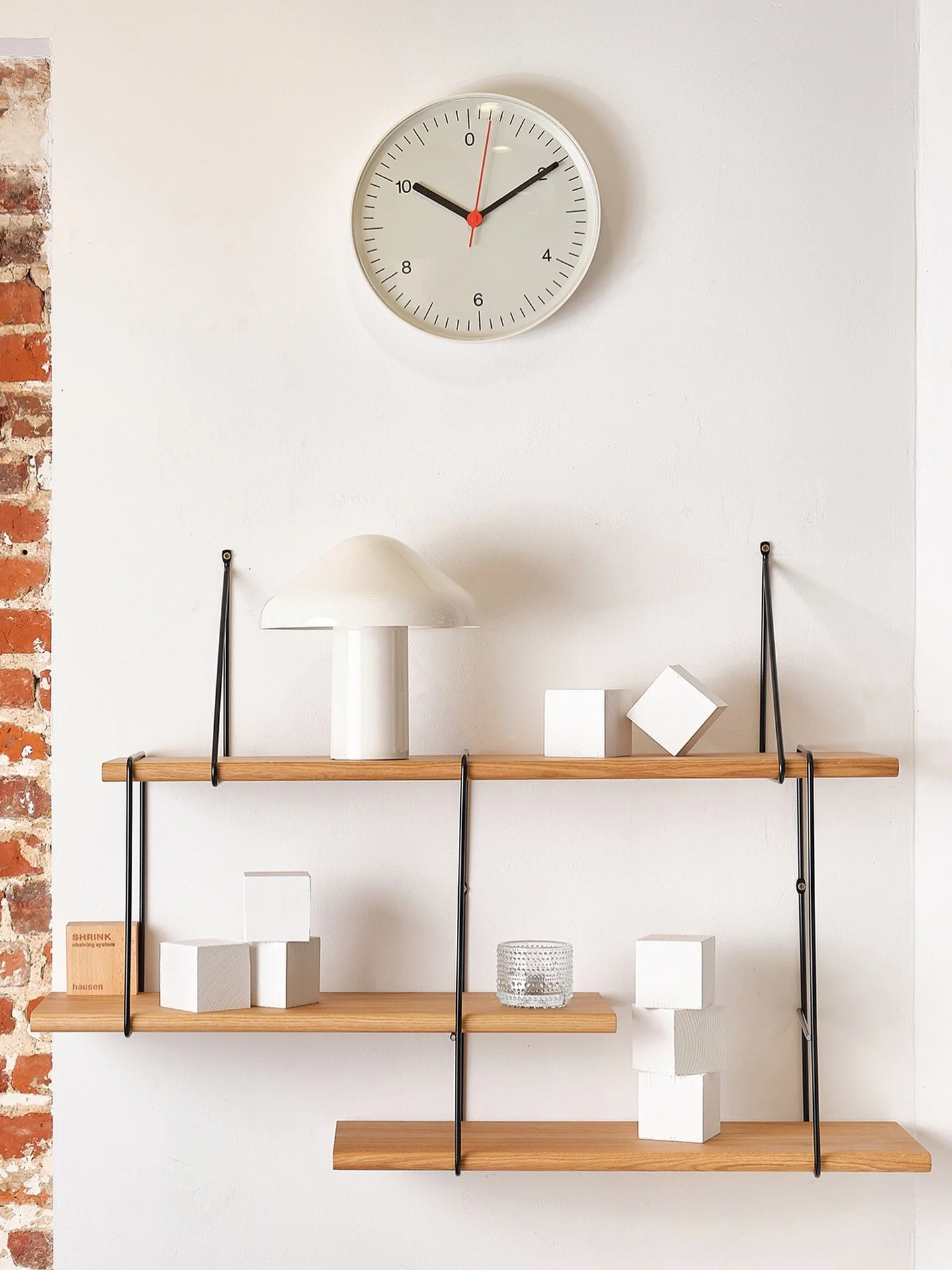 Sc&eacute;no hiver 2025
Etag&egrave;re Shrink en ch&ecirc;ne, design J&ouml;rg H&ouml;ltje - Studio Hausen
Lampe portable PAO, design Naoto Fukasawa - HAY
Photophore Kastehelmi, design Oiva Toikka - Iittala
Horloge Wall Clock, design Jasper Morrison 