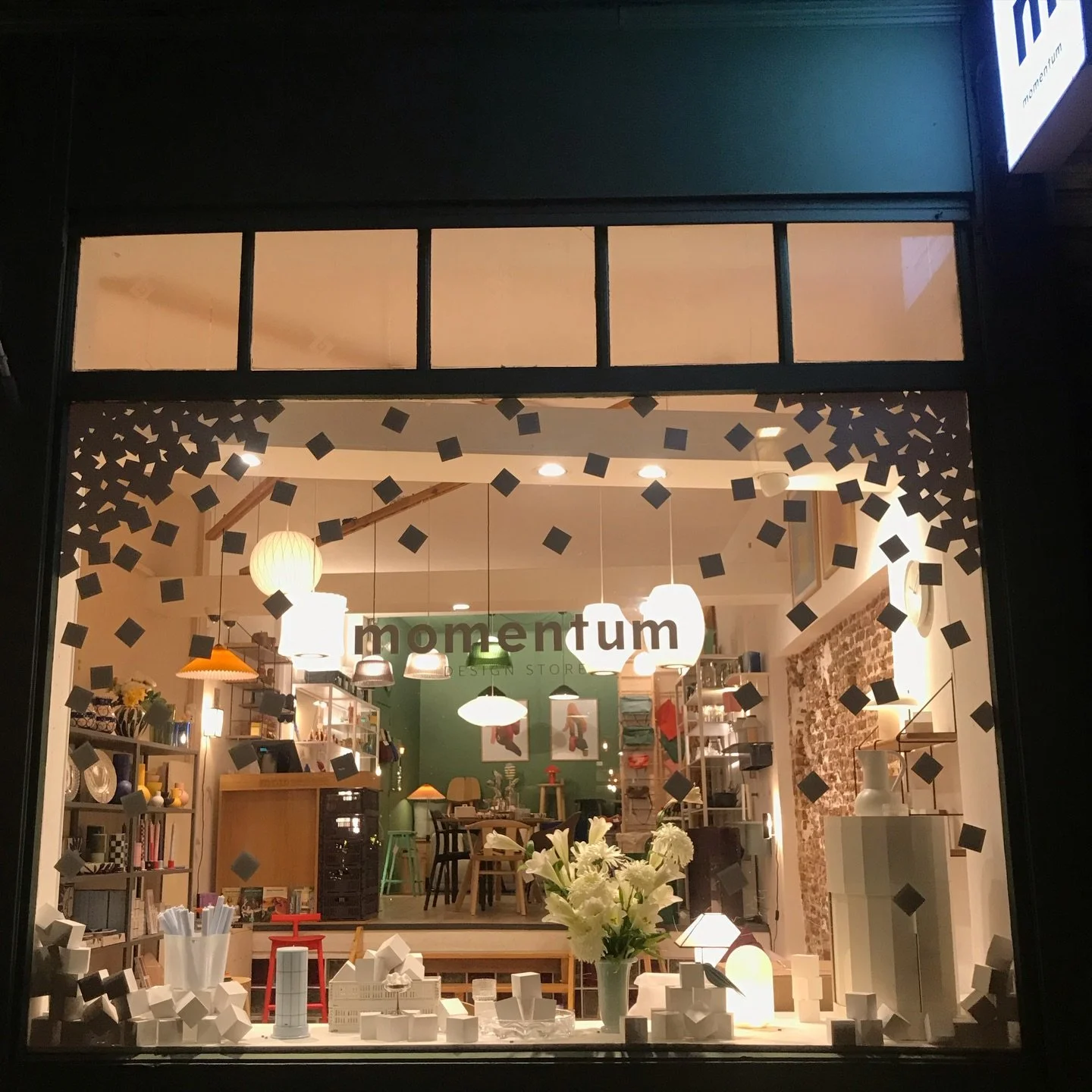 De nuit.
Momentum c&rsquo;est du design, du mobilier, des luminaires, de la d&eacute;co, des livres d&rsquo;art, des choses pour les ptit(e)s, et quelques chouettes curiosit&eacute;s.
Tenter d&rsquo;&ecirc;tre diff&eacute;rent, accueillant et bienvei