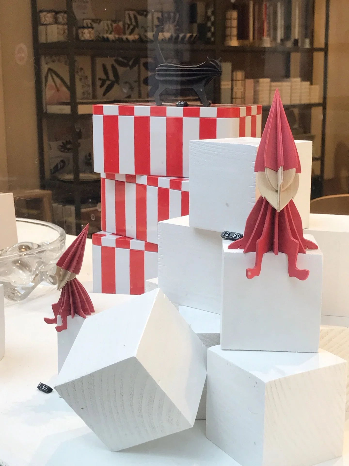 Les elfes en bois sont de sortie, on se met en mode rouge et blanc, jingle bells tout &ccedil;a tout &ccedil;a.
De la d&eacute;co, de l&rsquo;utile, du confortable, du bien dessin&eacute; bien fabriqu&eacute;, du rare, la s&eacute;lection momentum n&