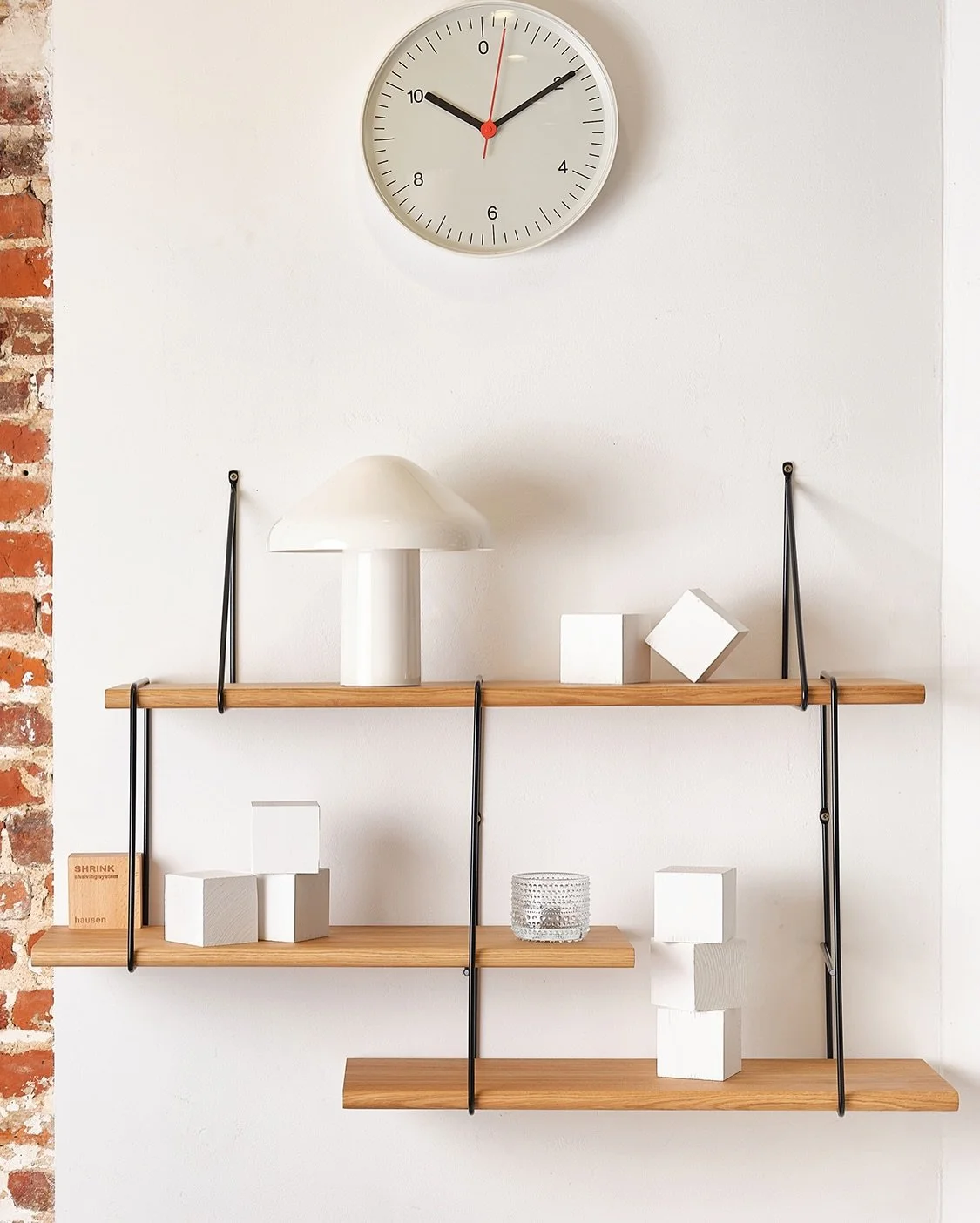 Etag&egrave;re SHRINK de Studio Hausen
Bois massif et structure en m&eacute;tal pour ce mod&egrave;le d&rsquo;&eacute;tag&egrave;re compact et modulable, parfaite pour un bureau, une chambre, ou votre salon.
Shrink existe &eacute;galement dans 6 coul